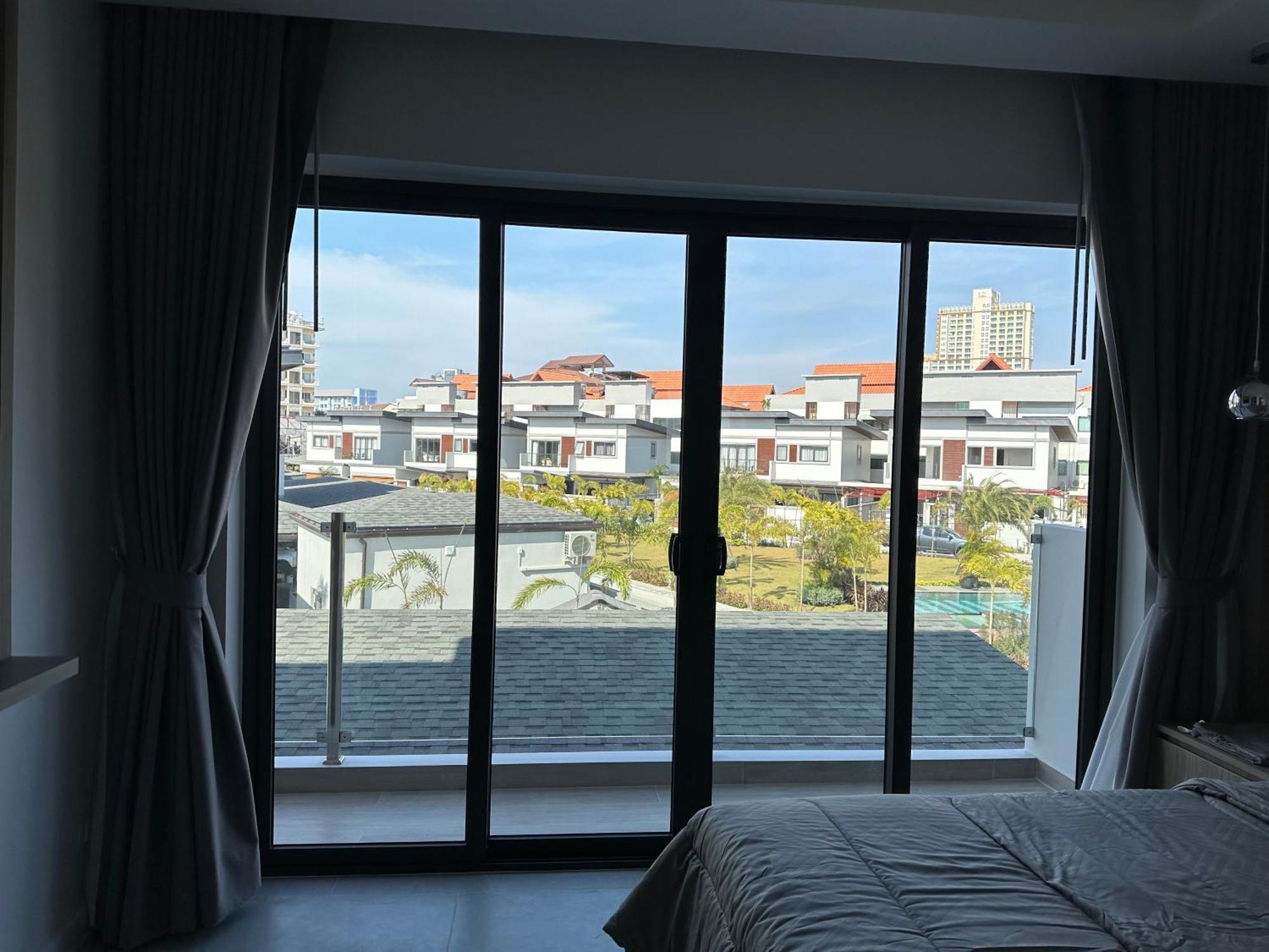 Deluxe Midtown 3bed Villa