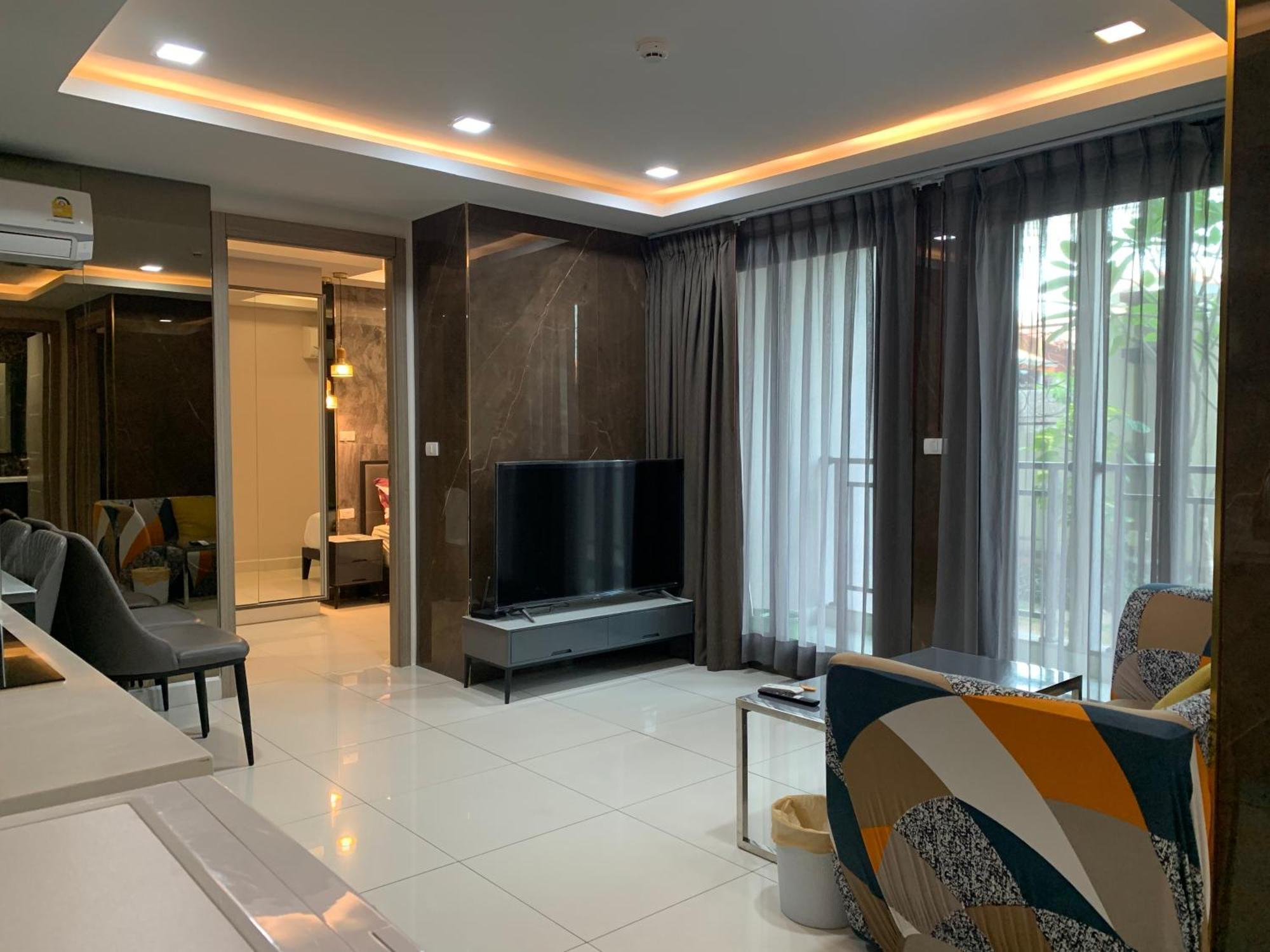 Arcadia Beach: Luxe 2br Pool Near Walking Street Pattaya