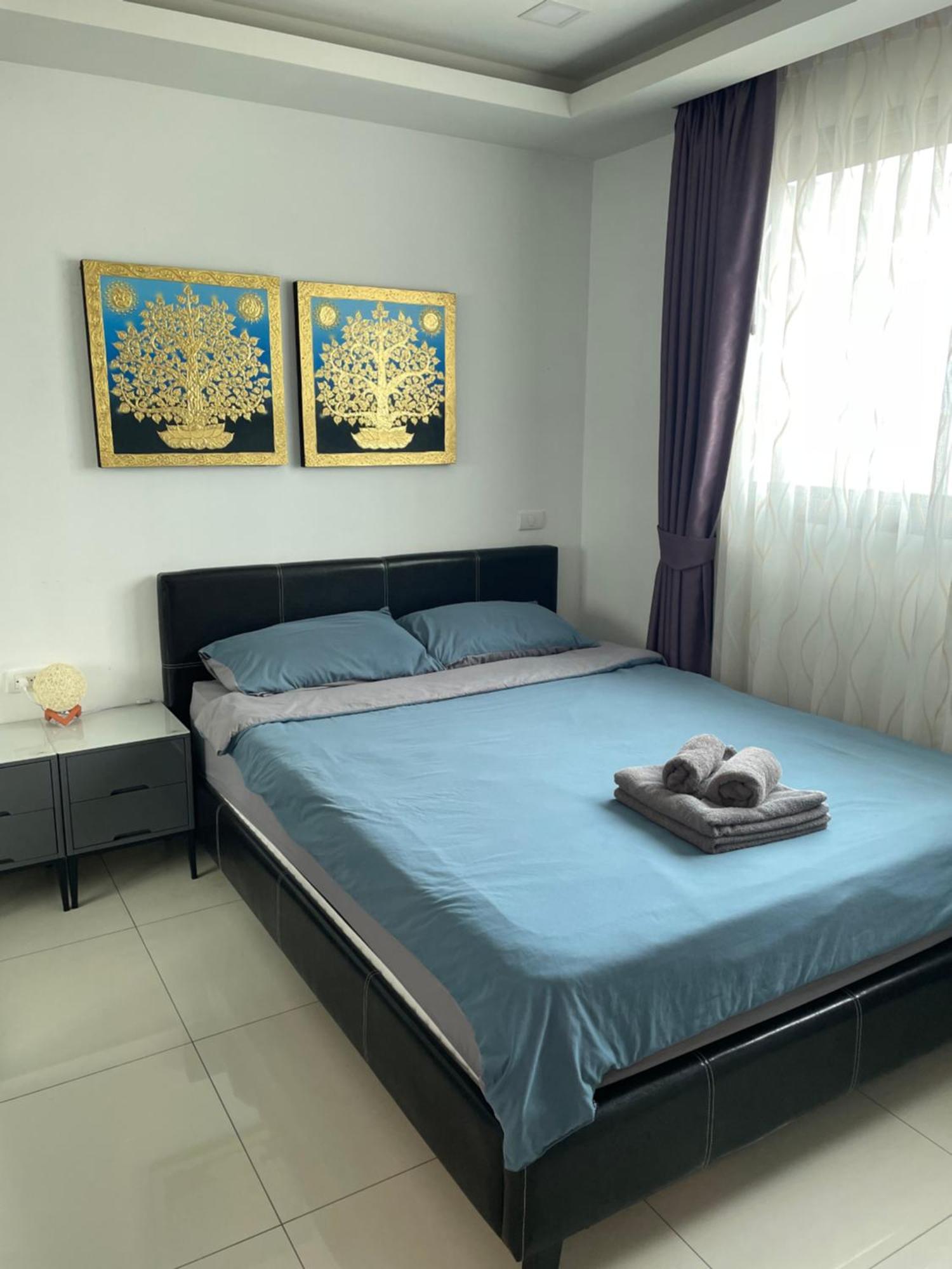 Apartment Arcadia Condo: Spacious 3-room With Entertainment & Amenities