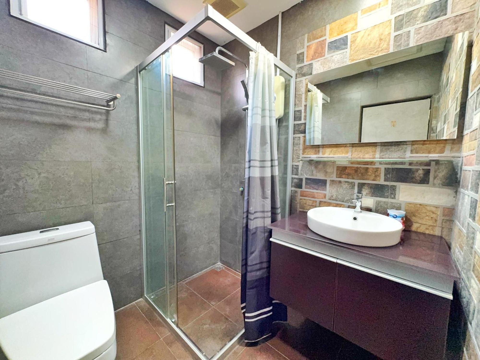 3 Bedroom House, 200 Meters To Workspace, Pet Friendly *