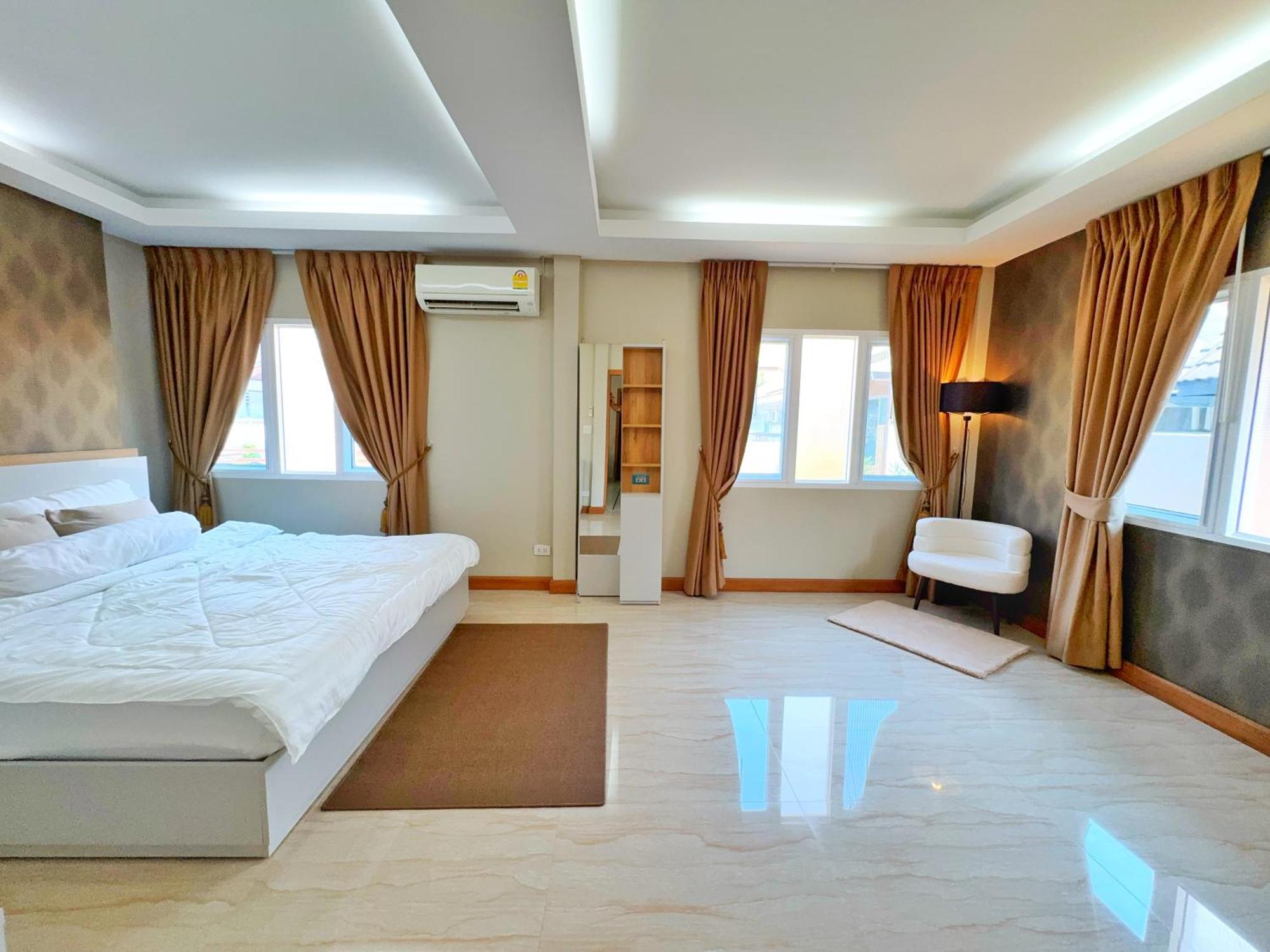 3 Bedroom House, 200 Meters To Workspace, Pet Friendly * Pattaya
