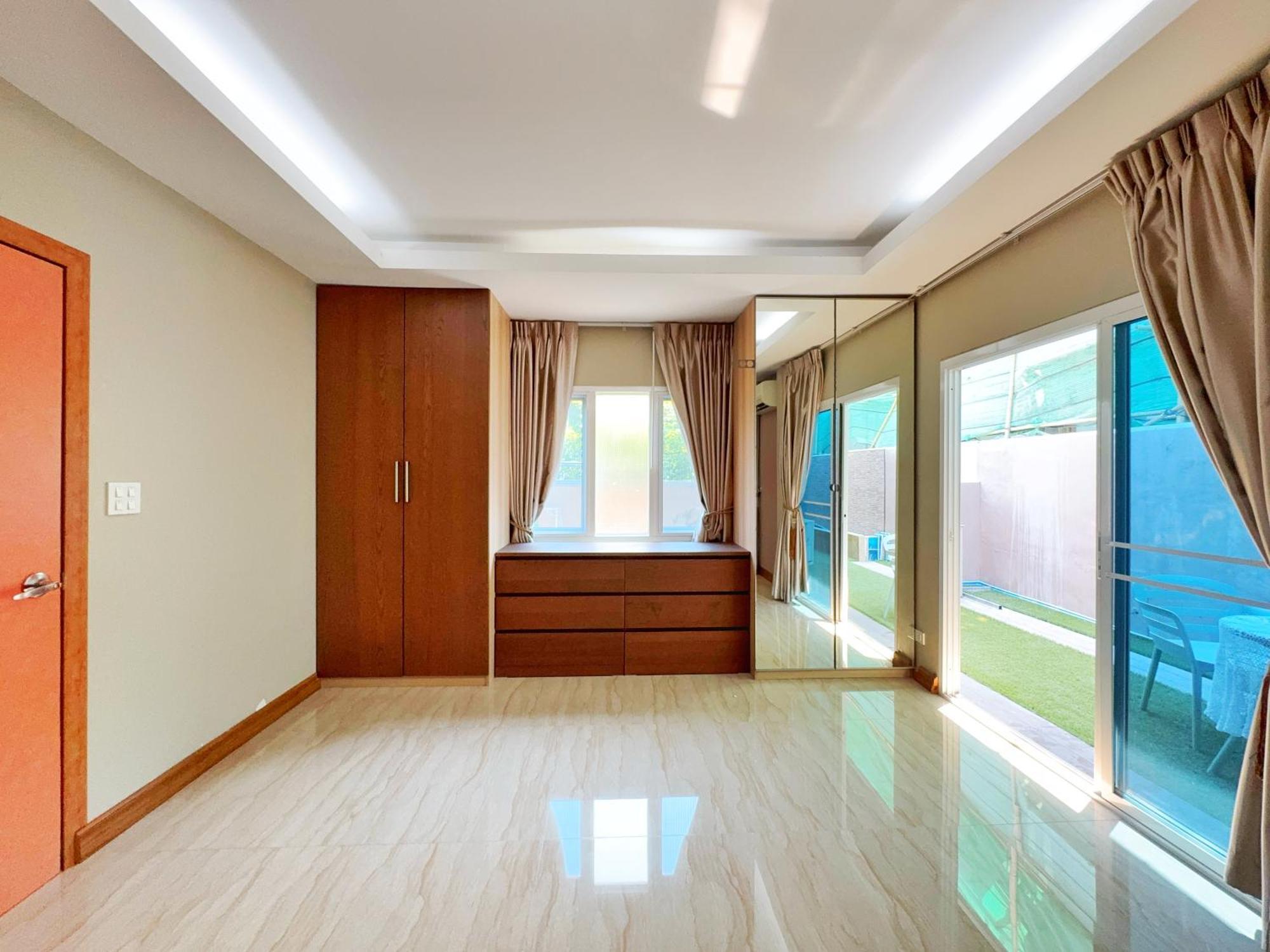 3 Bedroom House, 200 Meters To Workspace, Pet Friendly * Pattaya