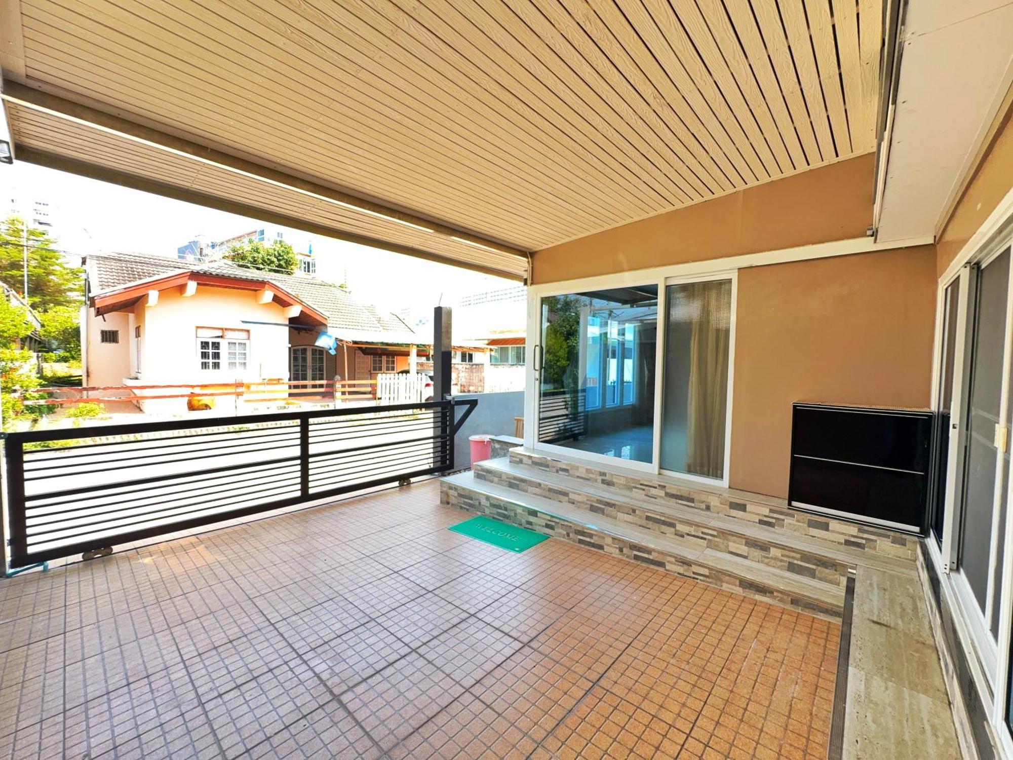 3 Bedroom House, 200 Meters To Workspace, Pet Friendly Holiday home *
