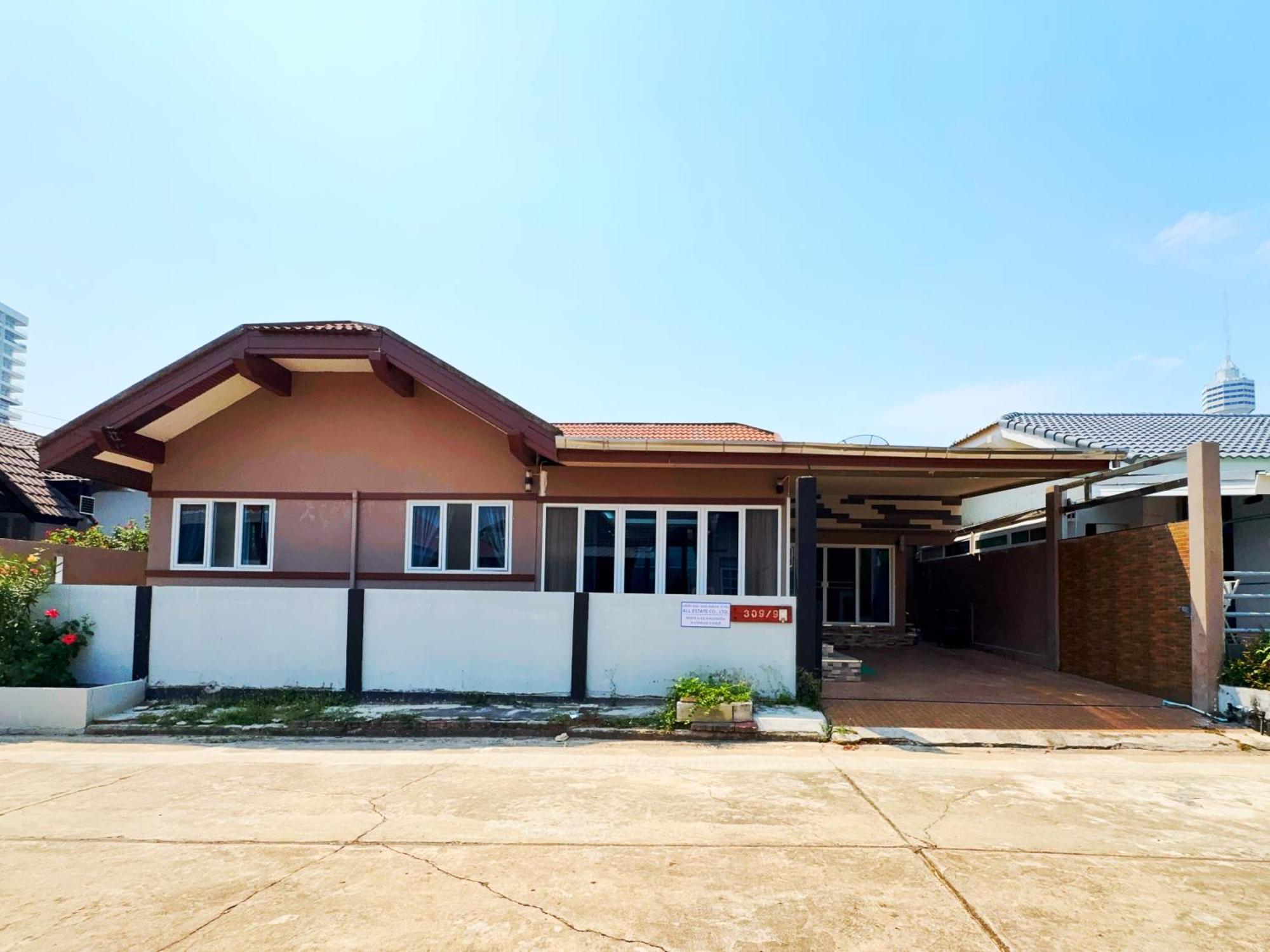 3 Bedroom House, 200 Meters To Workspace, Pet Friendly *