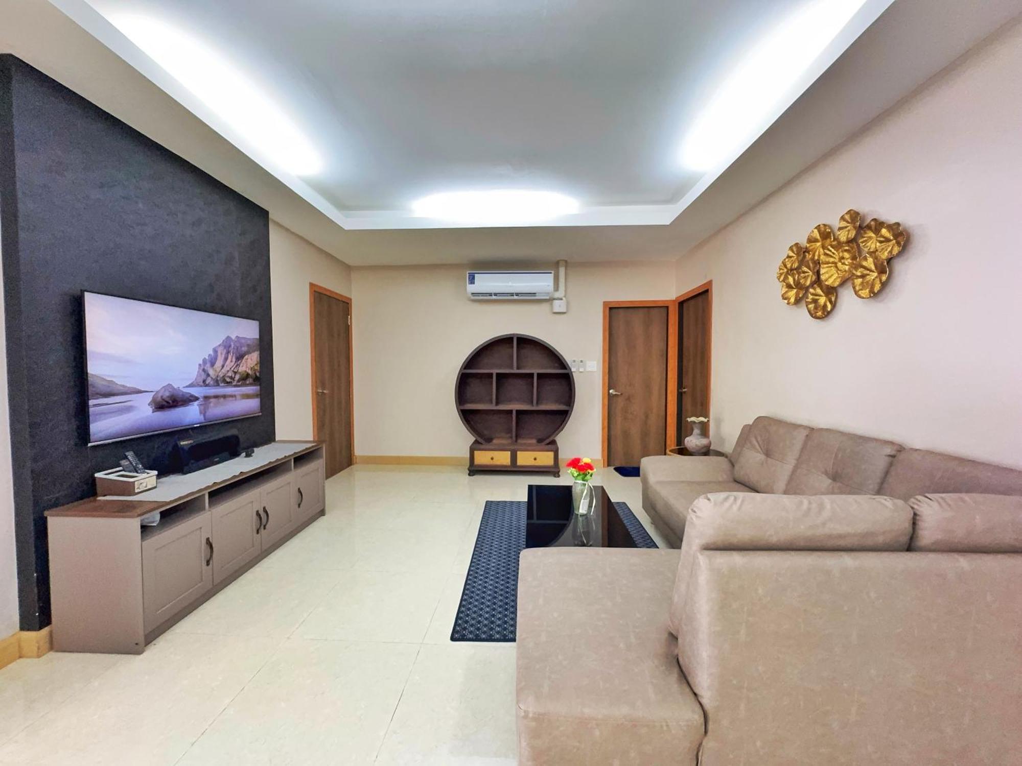 3 Bedroom House, 200 Meters To Workspace, Pet Friendly *
