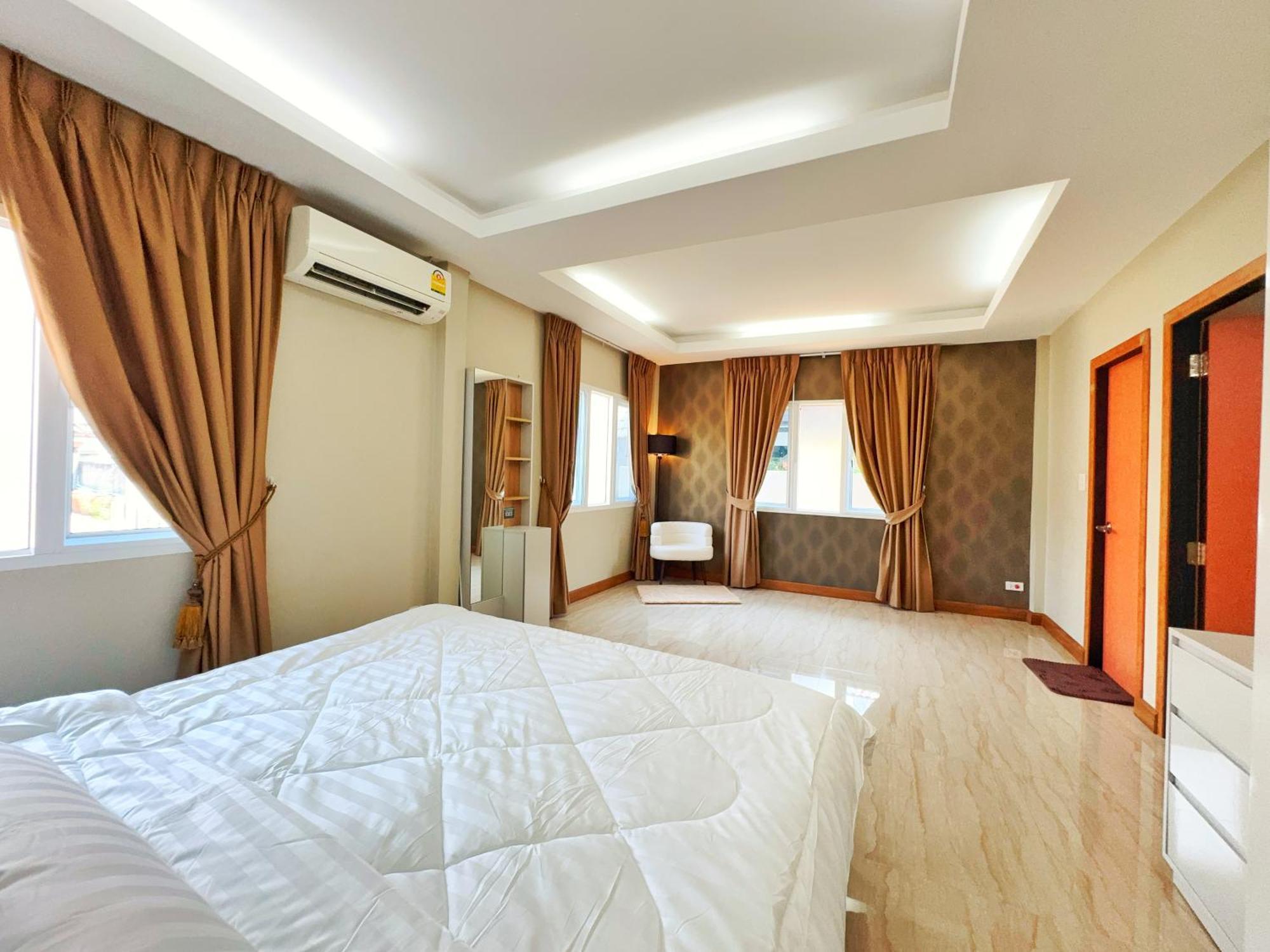 3 Bedroom House, 200 Meters To Workspace, Pet Friendly Holiday home Pattaya