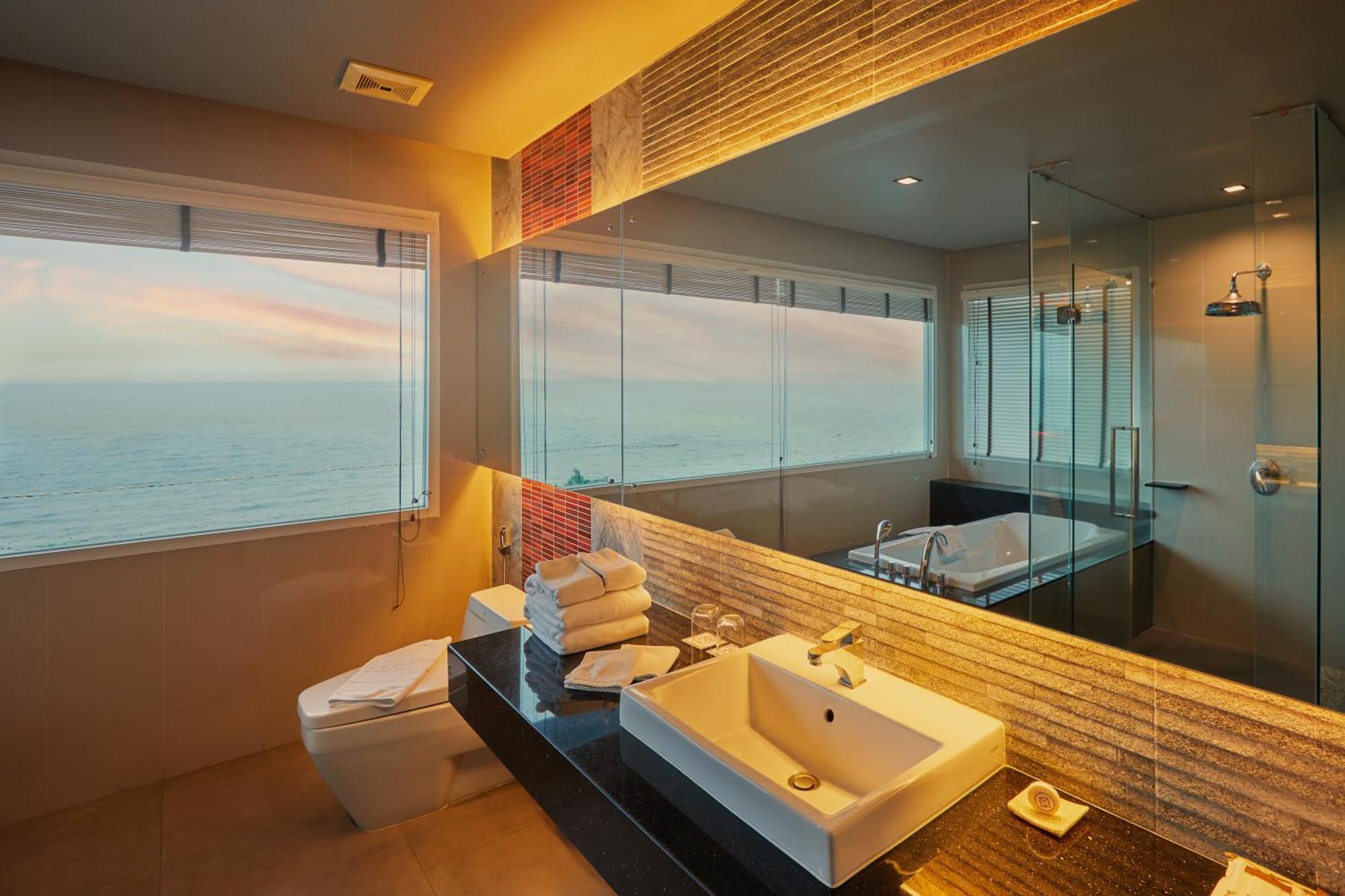Welcome World Beachfront Hotel Pattaya