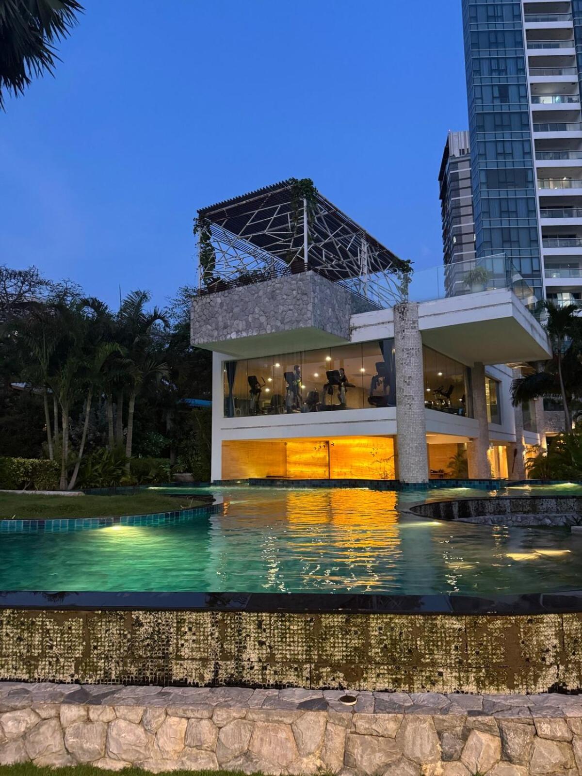 The Palm Wongamat ,world Class Luxury Seaview Condo, Private The Sanctuary Of Truth