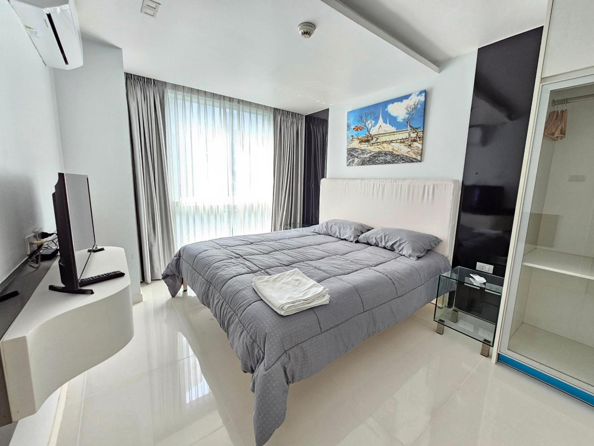 Center Pool View Apartment