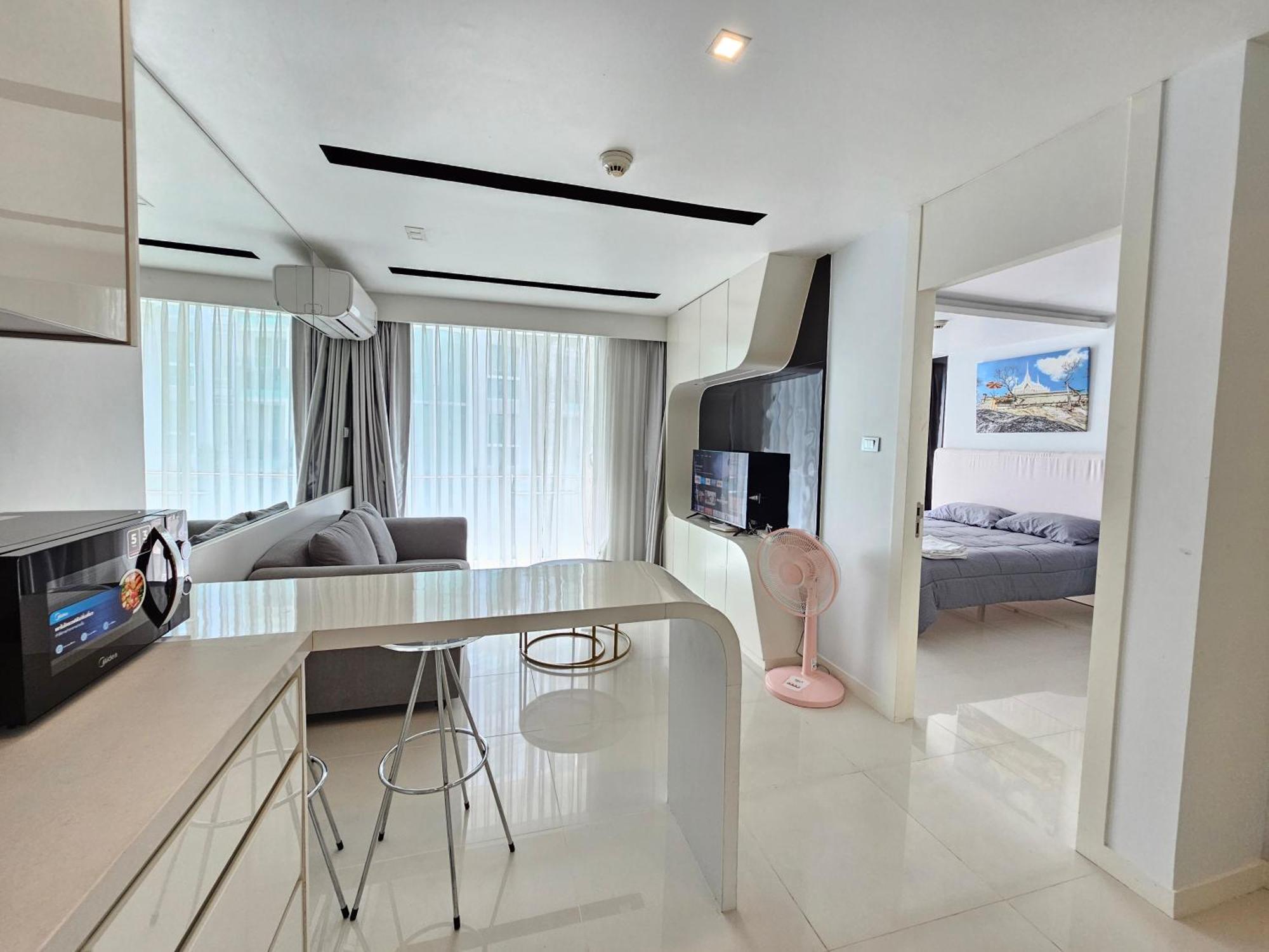 Center Pool View Apartment