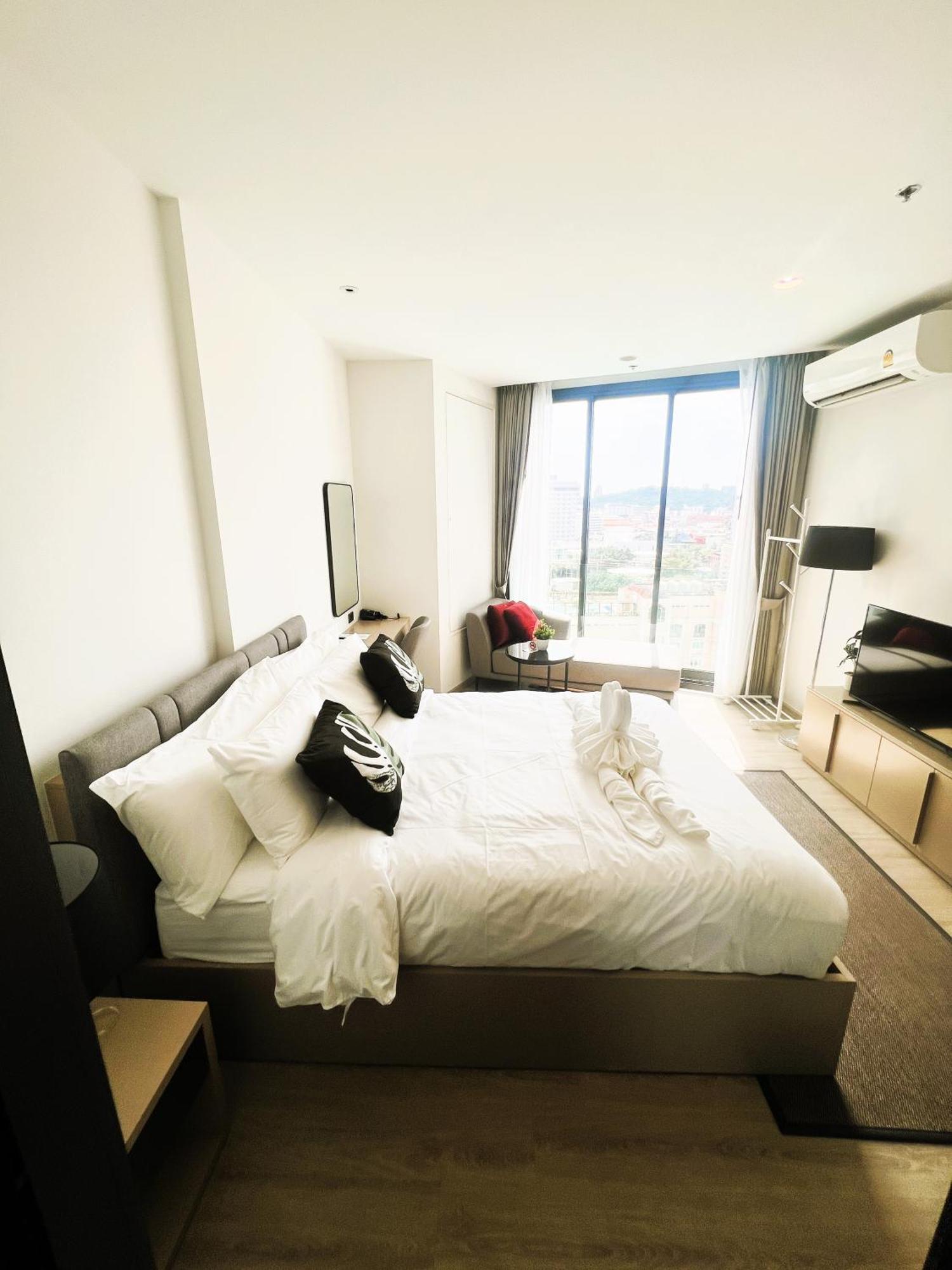 Downtown Charm Edge 1 Bedroom Seaview Apartment