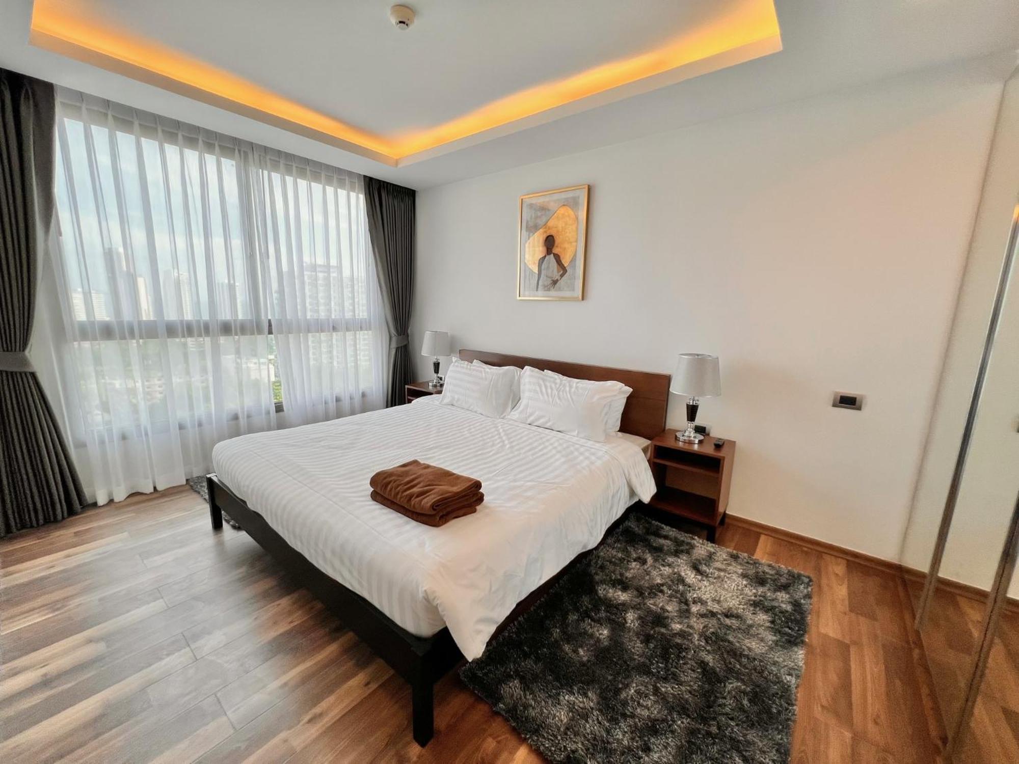 Apartment Better Than 1 Bedroom In Peak Towers *