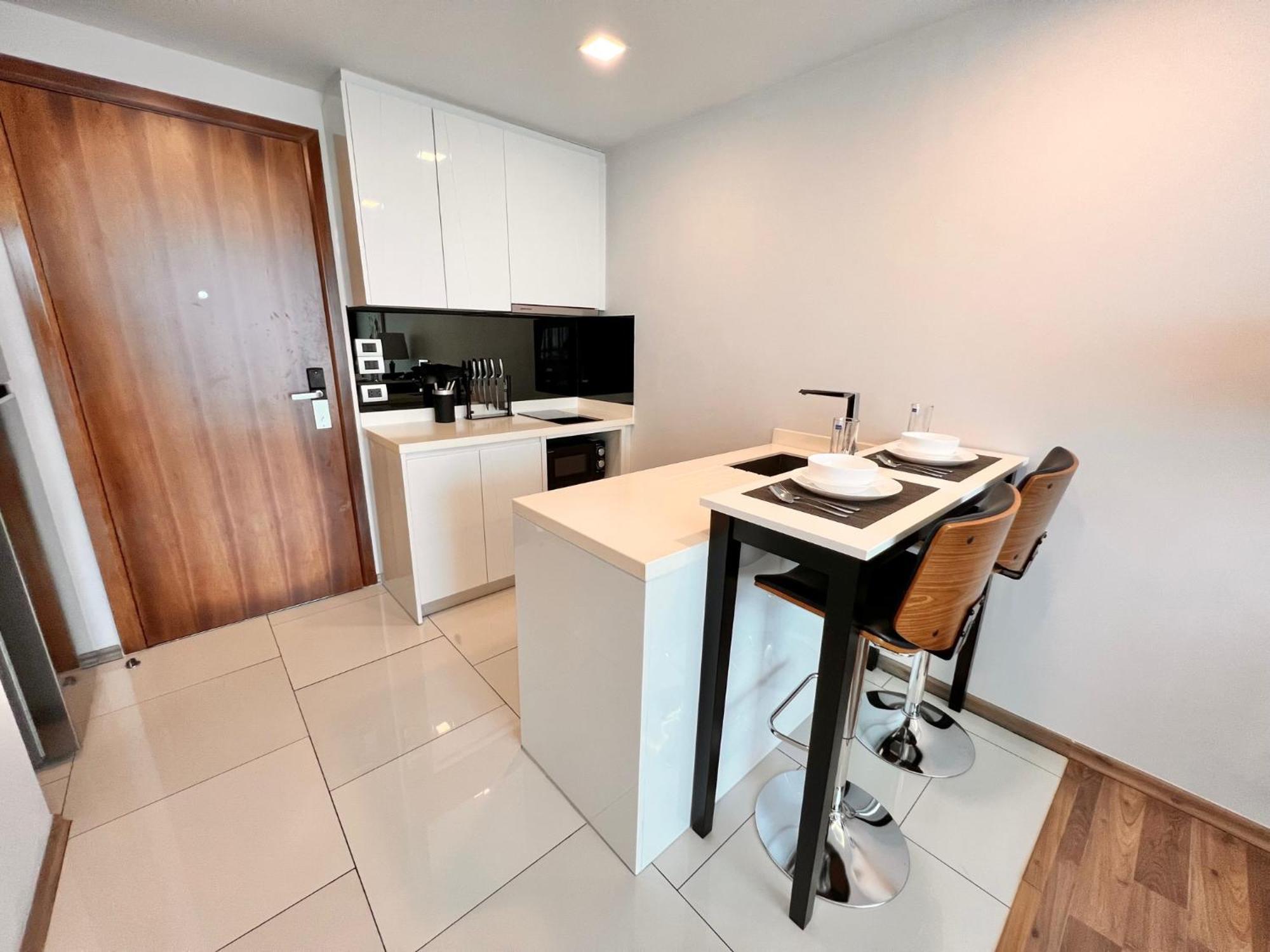 Apartment Better Than 1 Bedroom In Peak Towers *