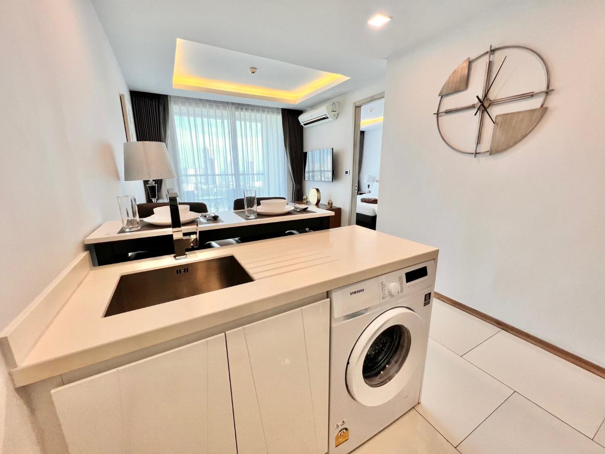 Apartment Better Than 1 Bedroom In Peak Towers *