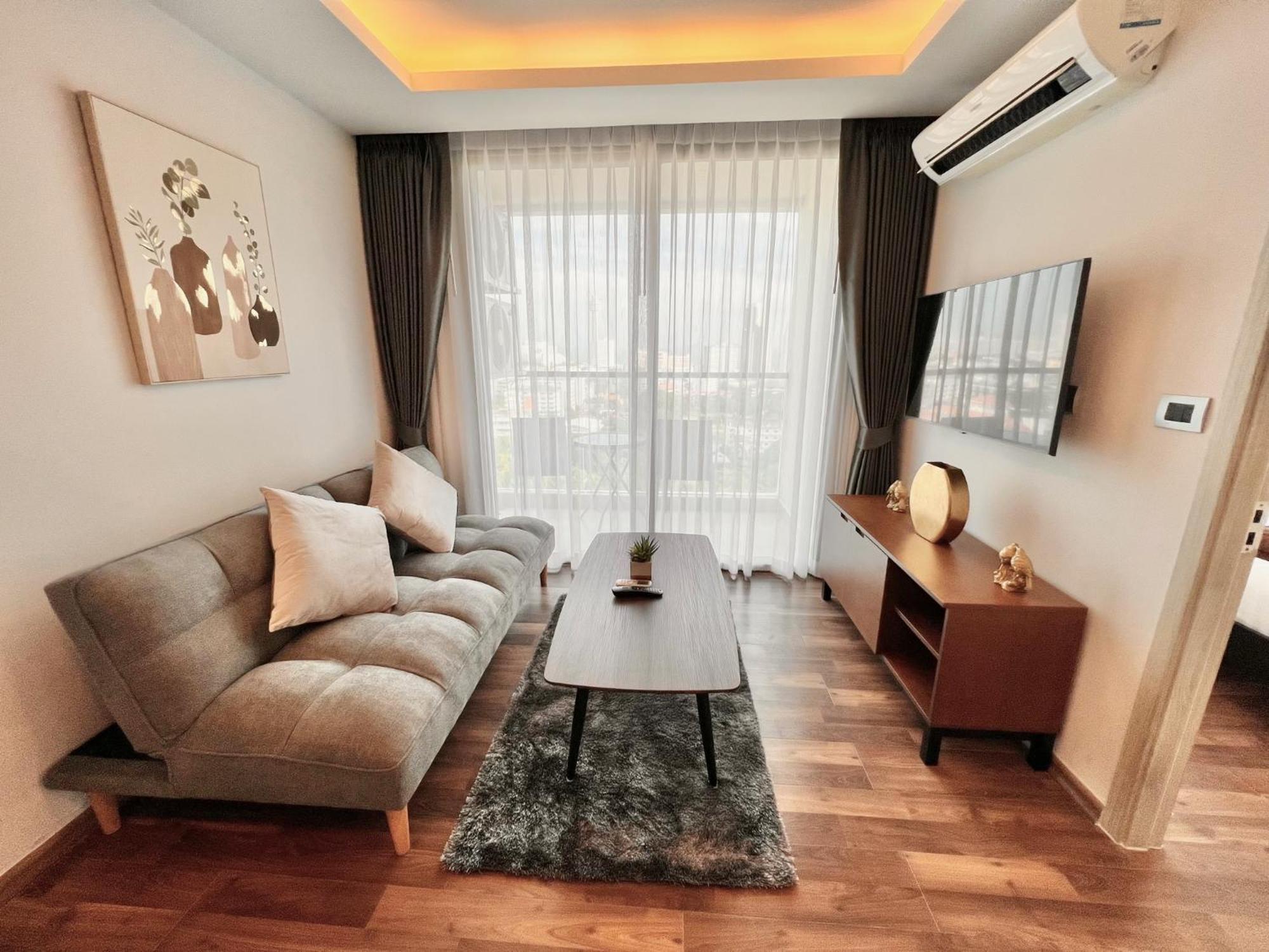 Apartment Better Than 1 Bedroom In Peak Towers *