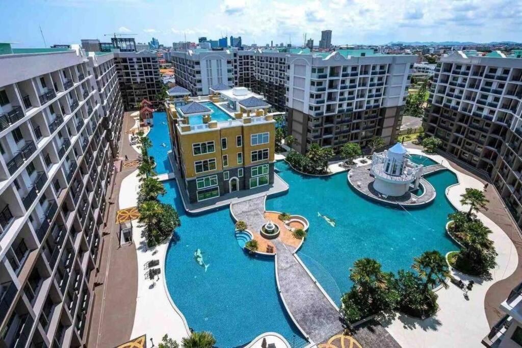 Lovely Pool View Arcadia 1 Bedroom Apartment Pattaya