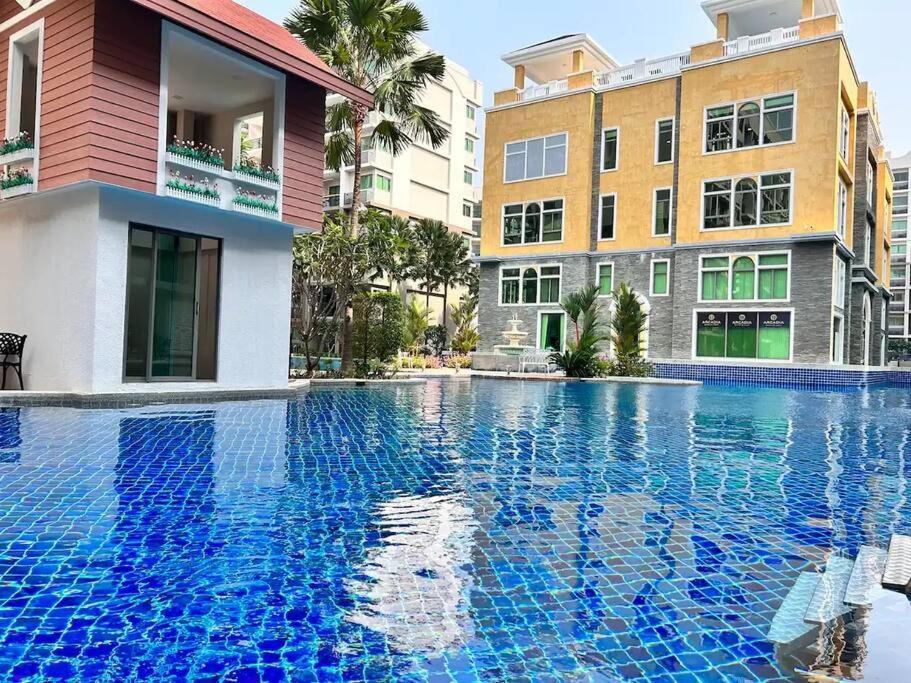 Lovely Pool View Arcadia 1 Bedroom Apartment Pattaya