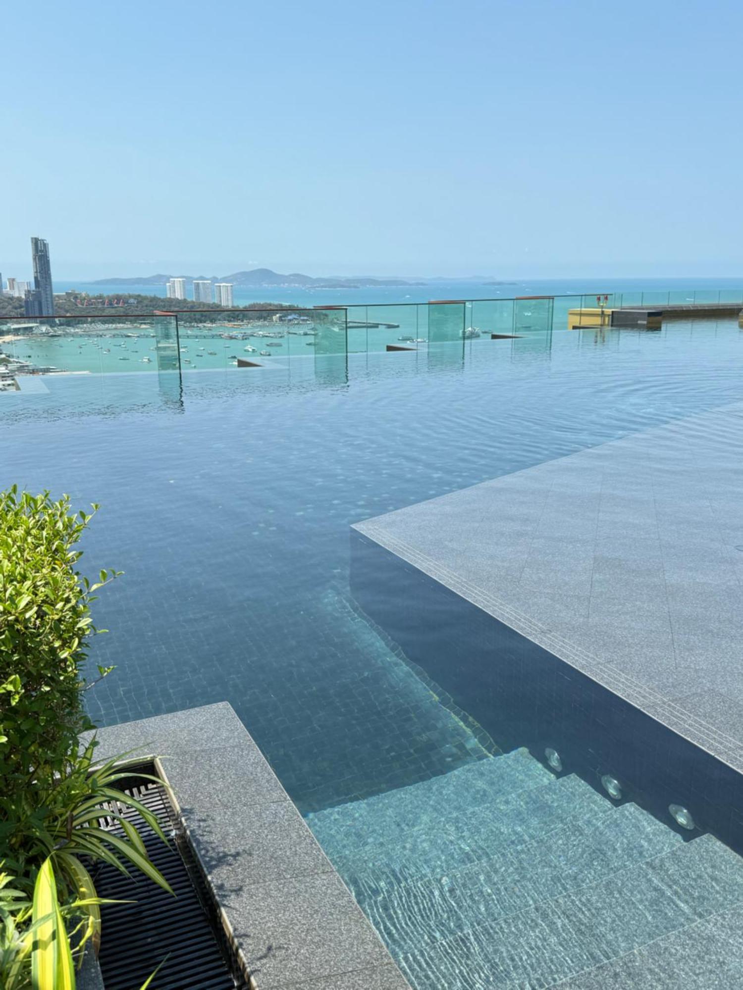 Edge Apartment *