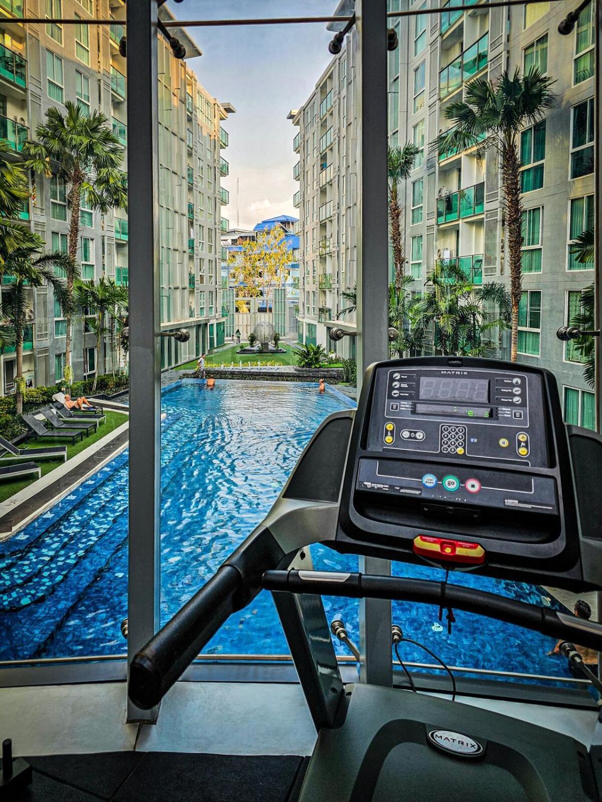Amazing Pool View In Wifi Netflix Apartment Pattaya