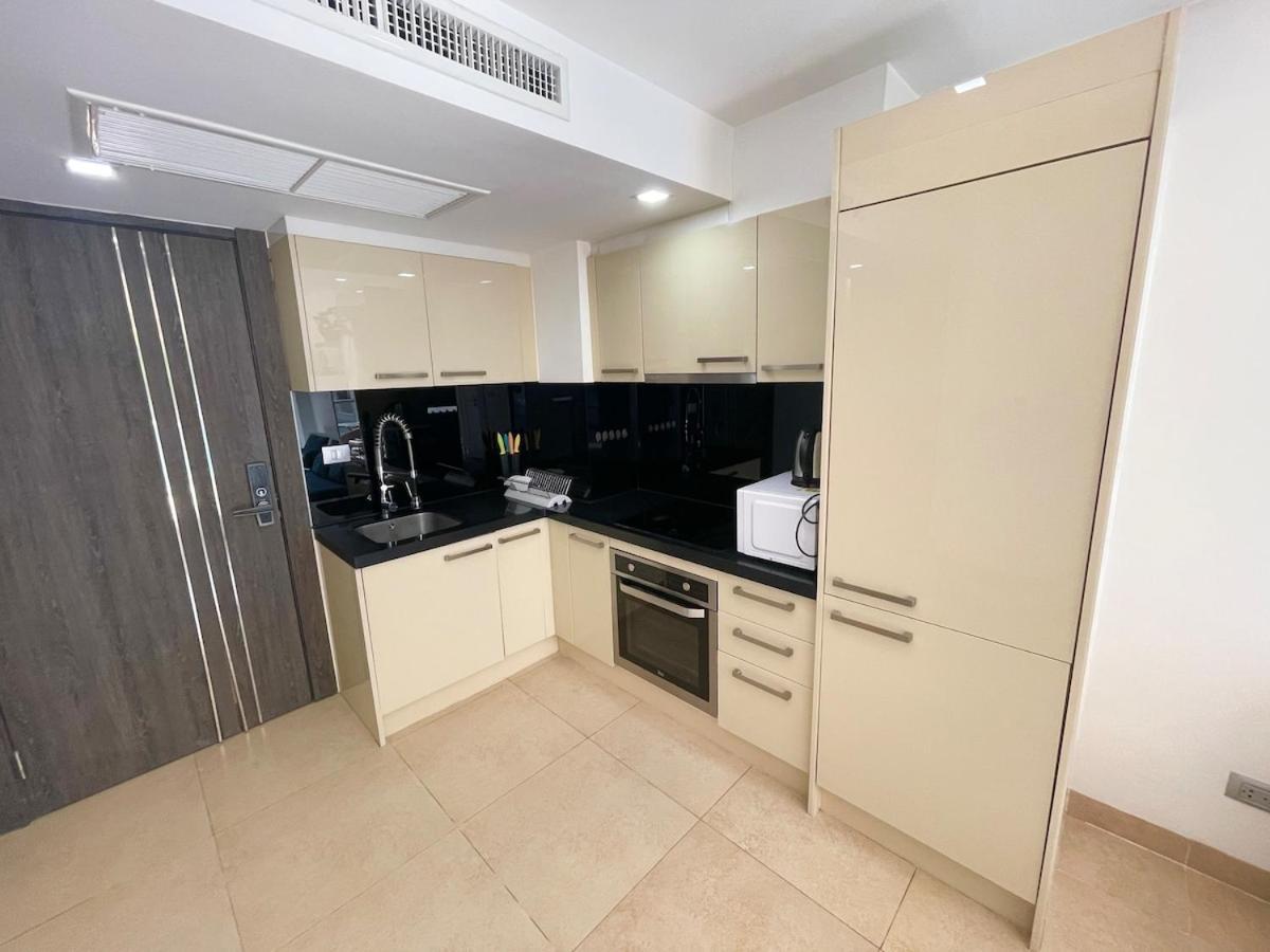 Large Luxury - Centre - Centara Avenue, Pool View - 217