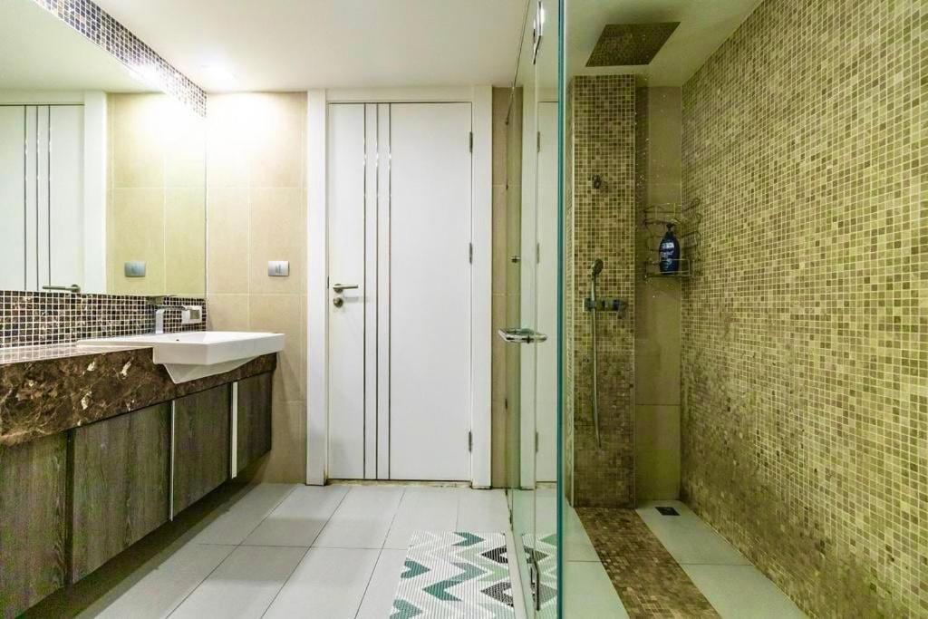 Large Luxury - Centre - Centara Avenue, Pool View - 217 Pattaya