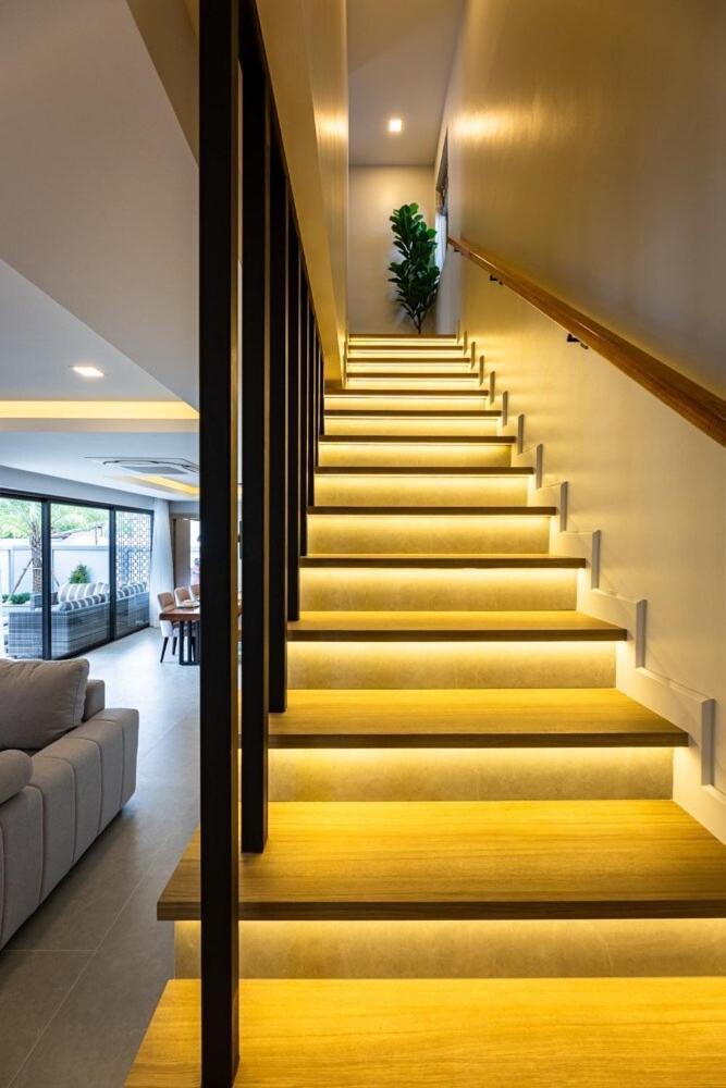 Super Luxury 4 Bedroom Private Pool With Jacuzzi, Near 711, 10 Minutes To Walking Street And - Mt4 Pattaya