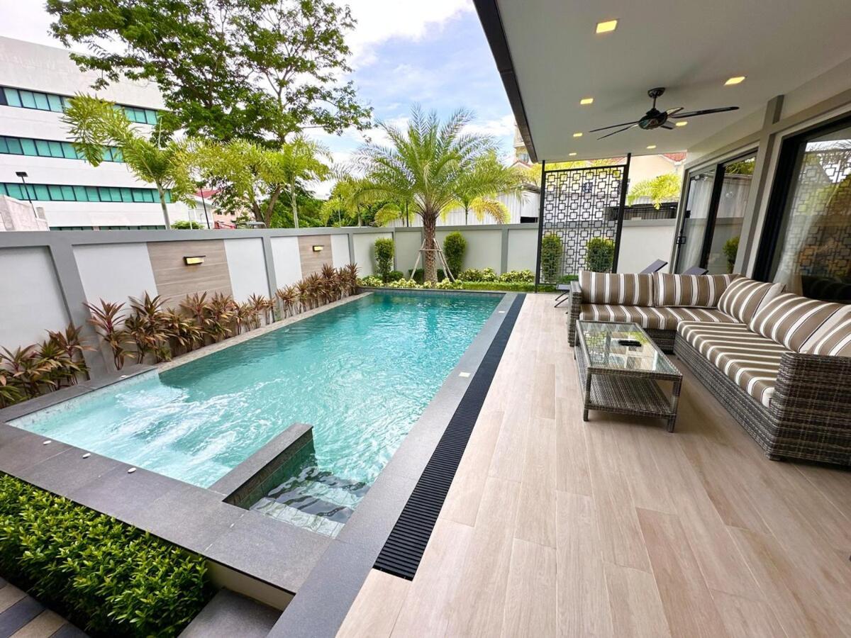 Super Luxury 4 Bedroom Private Pool With Jacuzzi, Near 711, 10 Minutes To Walking Street And - Mt4 * Pattaya