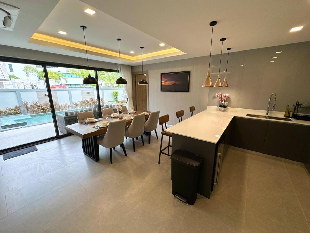 Super Luxury 4 Bedroom Private Pool With Jacuzzi, Near 711, 10 Minutes To Walking Street And - Mt4 Pattaya