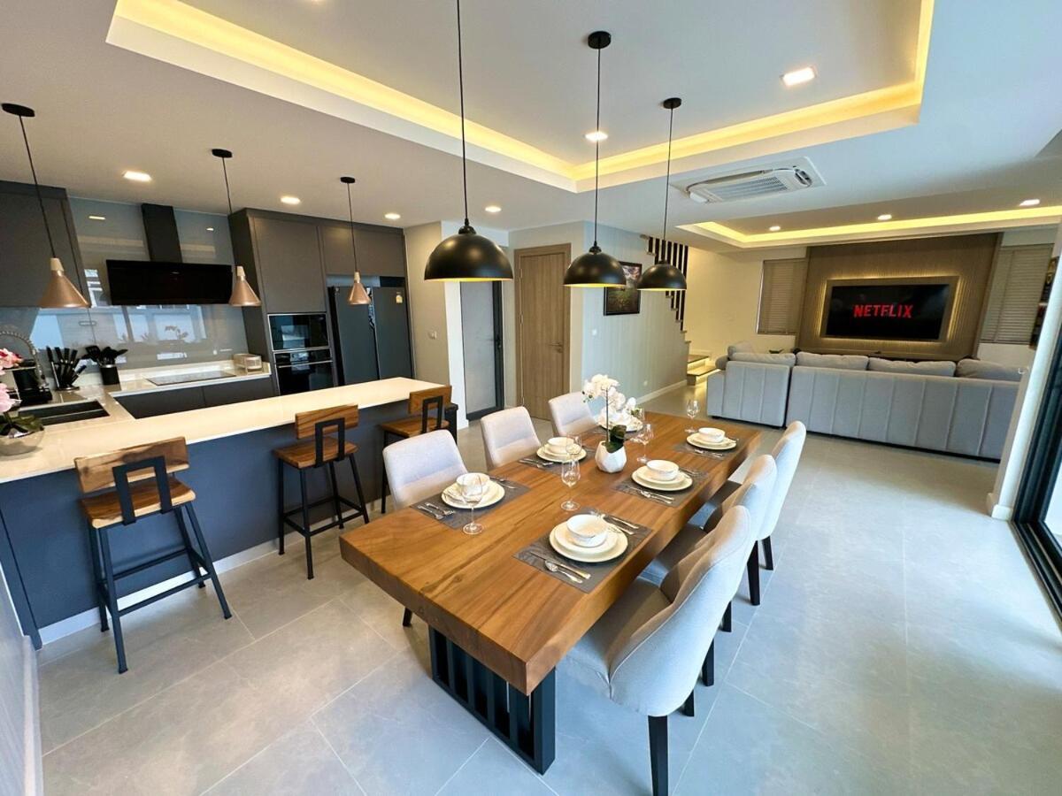 Super Luxury 4 Bedroom Private Pool With Jacuzzi, Near 711, 10 Minutes To Walking Street And - Mt4