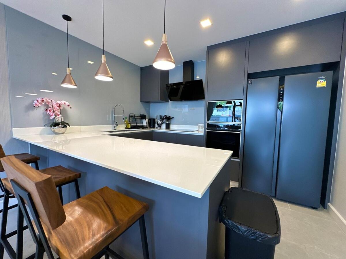 Super Luxury 4 Bedroom Private Pool With Jacuzzi, Near 711, 10 Minutes To Walking Street And - Mt4 Pattaya