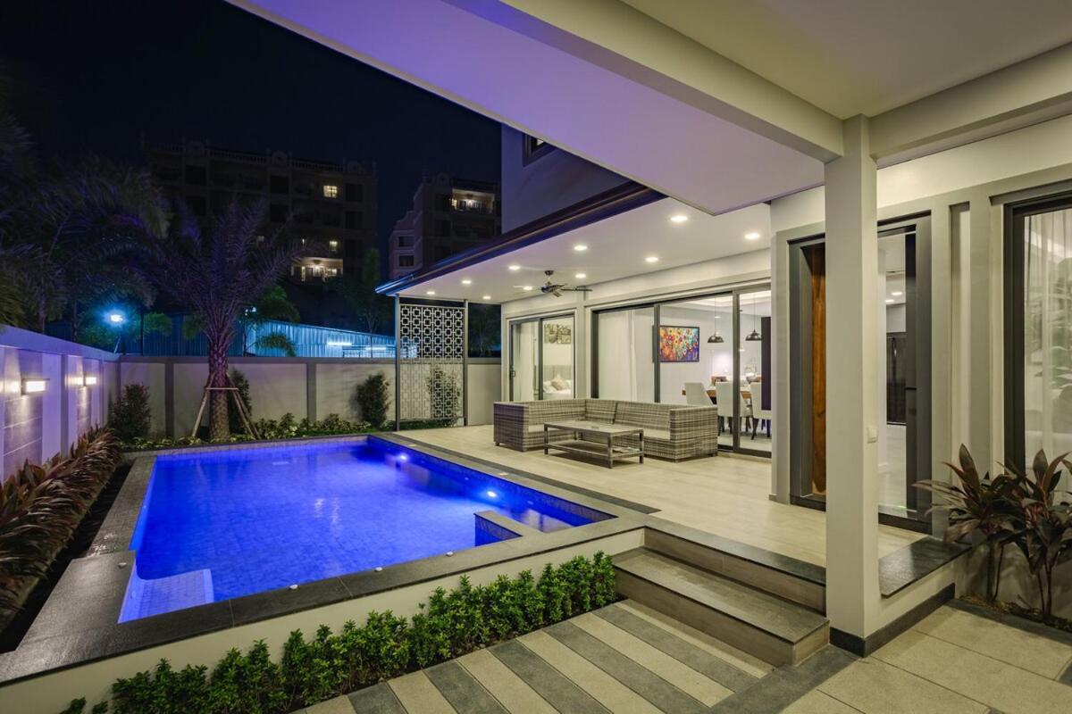 Super Luxury 4 Bedroom Private Pool With Jacuzzi, Near 711, 10 Minutes To Walking Street And - Mt4