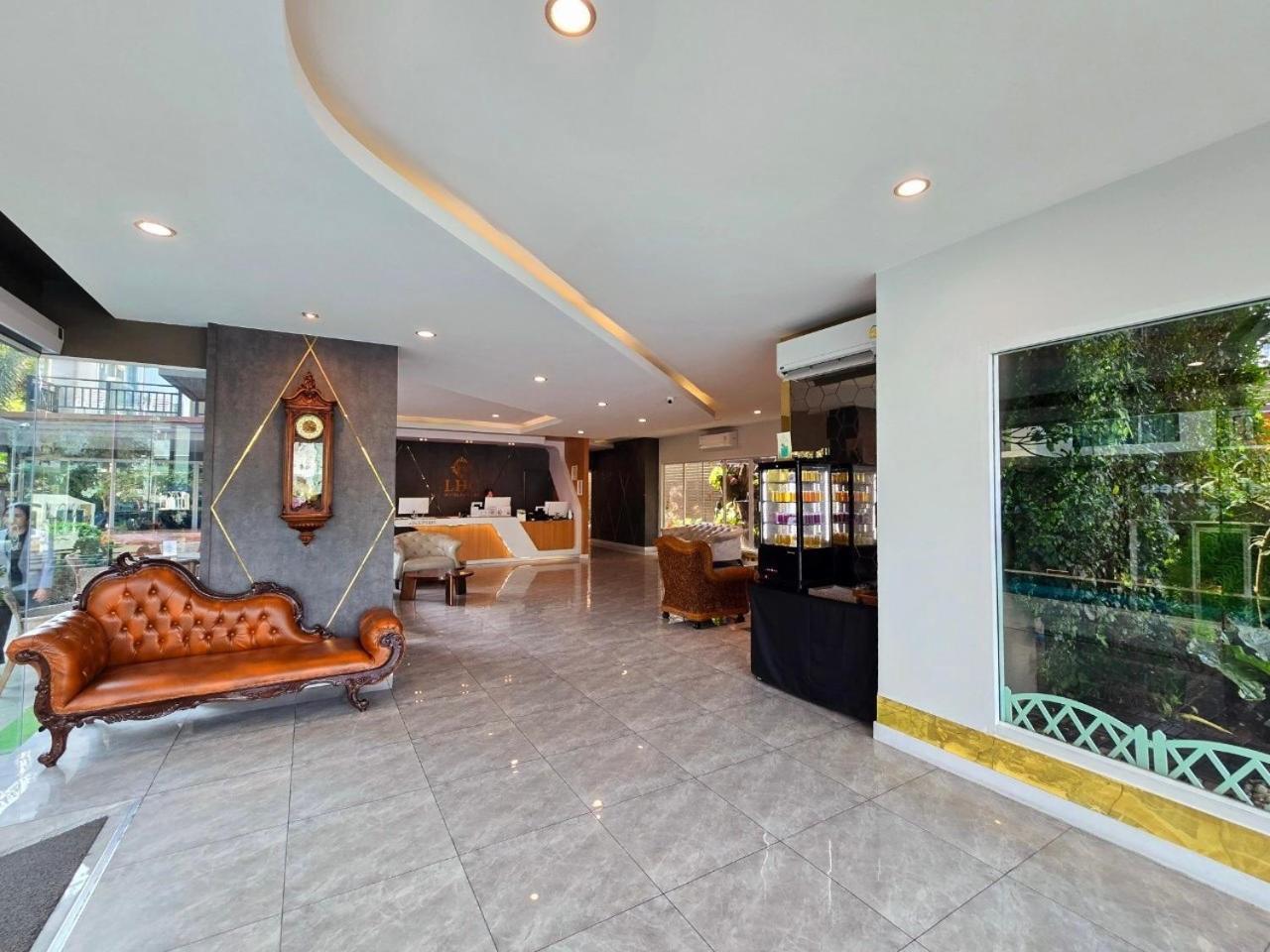 Hotel Lhc And