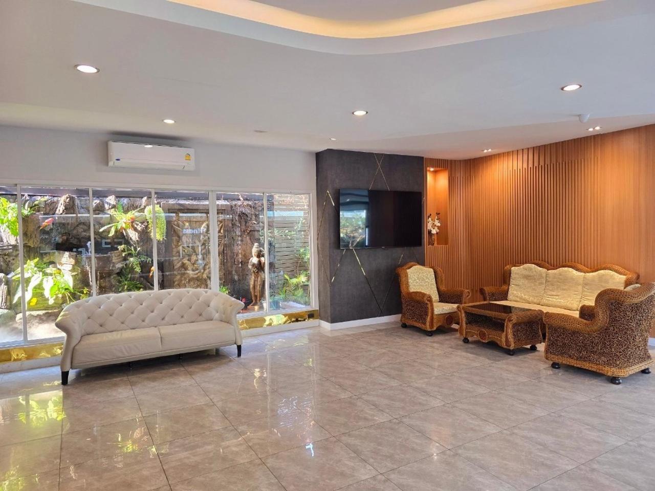 Hotel Lhc And