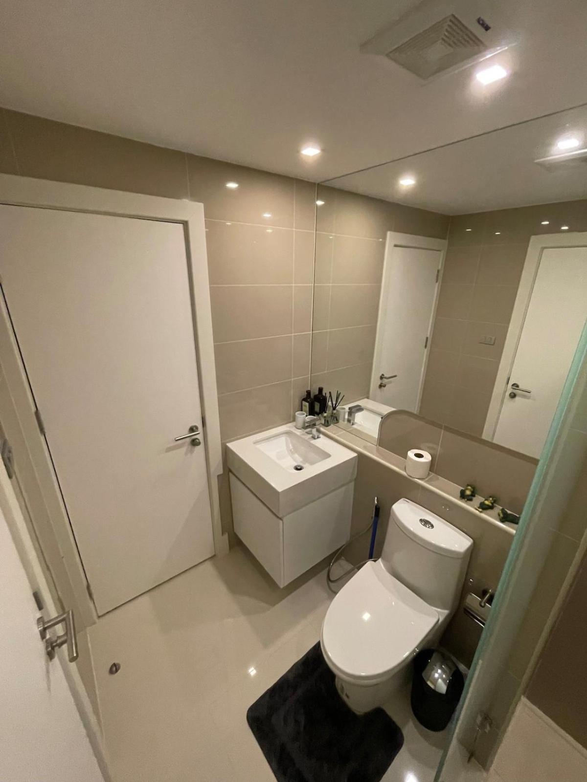 Stylish - Ultra-fast Fiber Internet, Pool, Sauna, Gym, Smart Tv, Guest Friendly Apartment