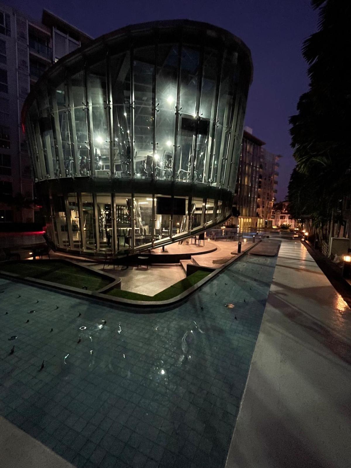 Stylish - Ultra-fast Fiber Internet, Pool, Sauna, Gym, Smart Tv, Guest Friendly Apartment *
