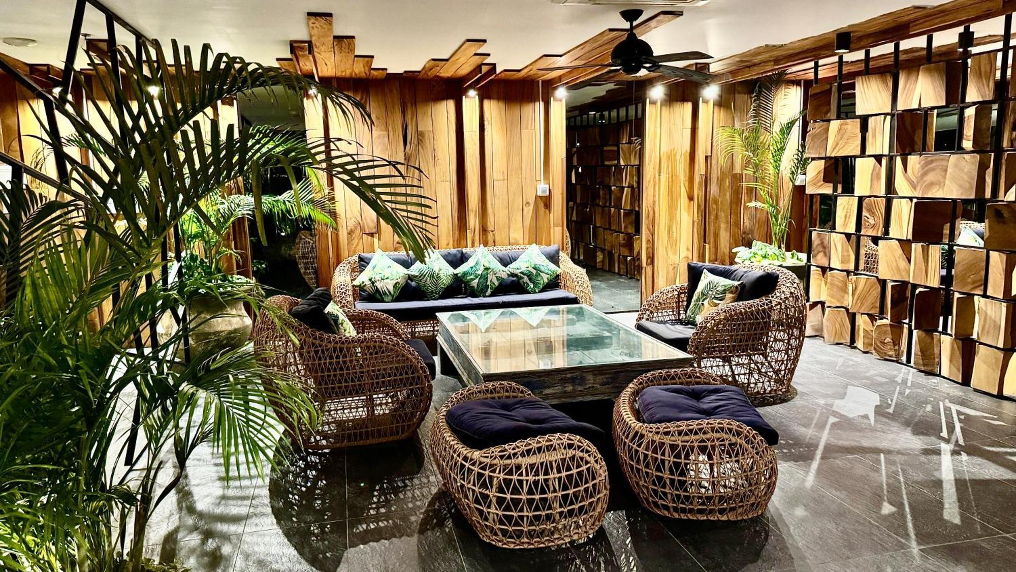 The Palm Wongamat ,world Class Luxury Seaview Condo, Private The Sanctuary Of Truth Pattaya
