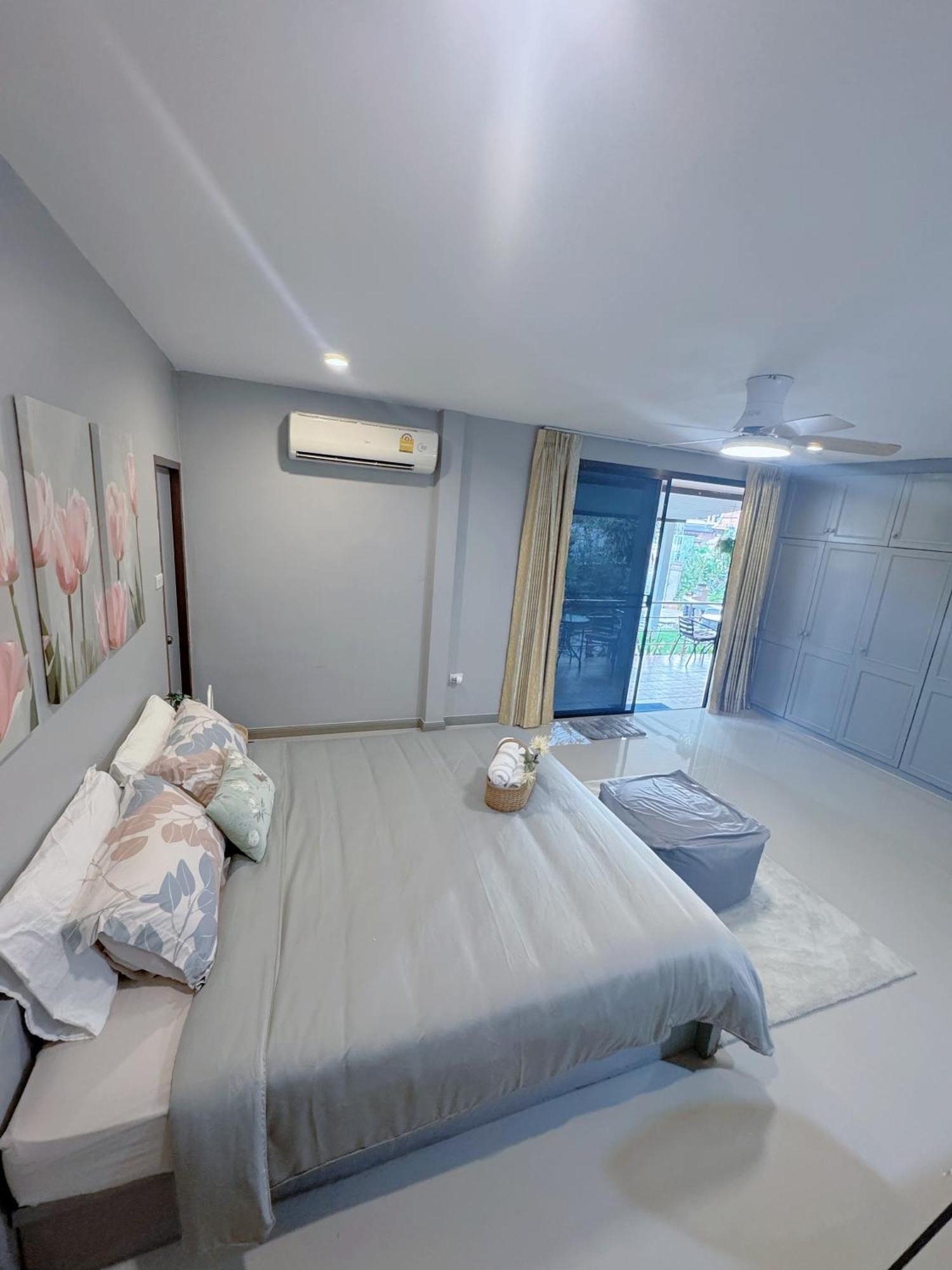 Sun And Moon House Villa *