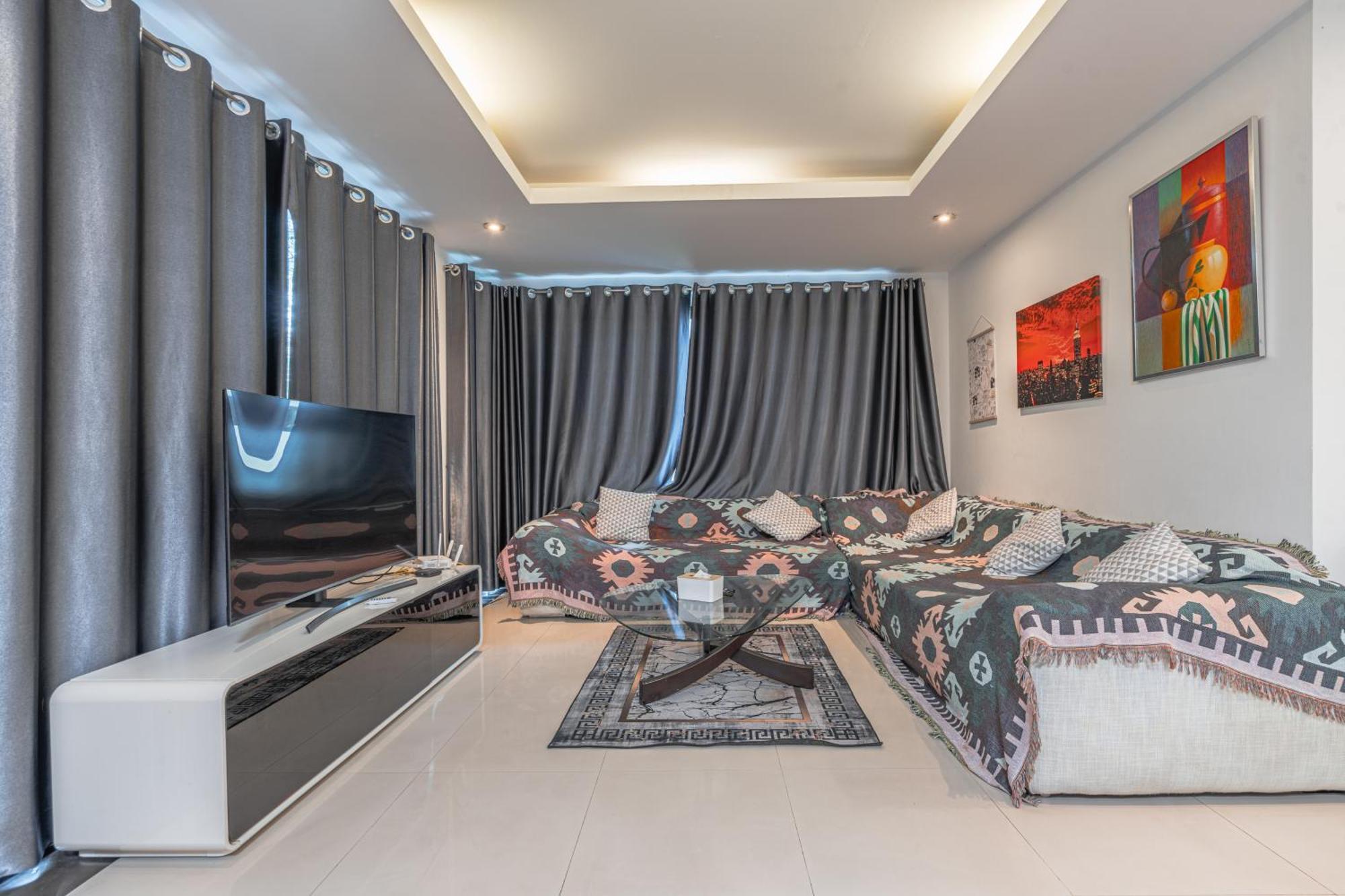 Thai 3b Near Hollywood Villa Pattaya