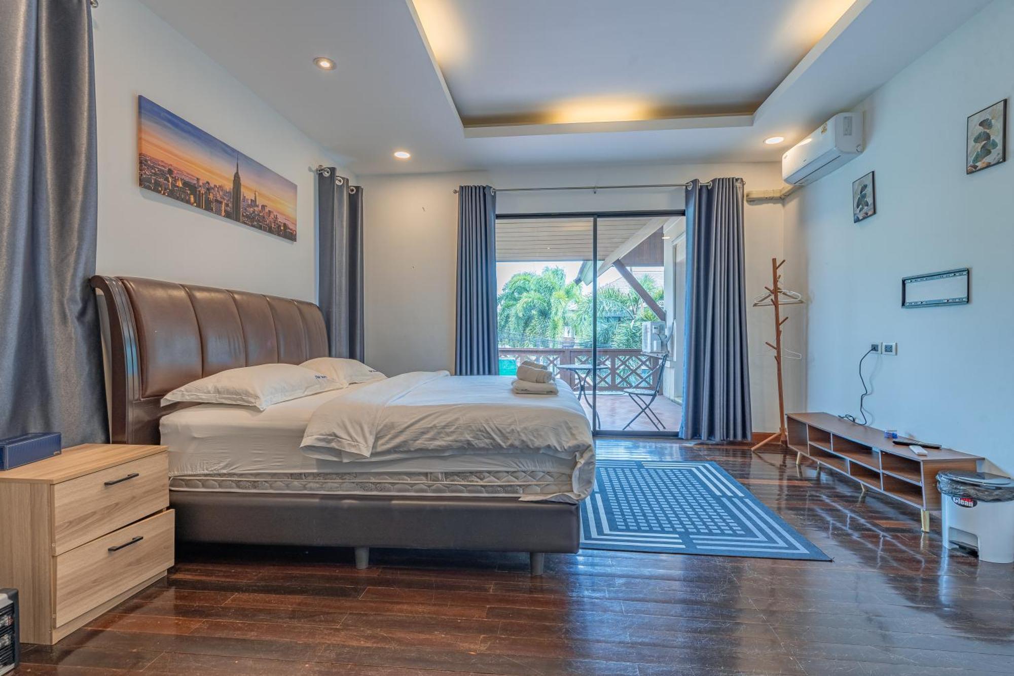 Thai 3b Near Hollywood Villa