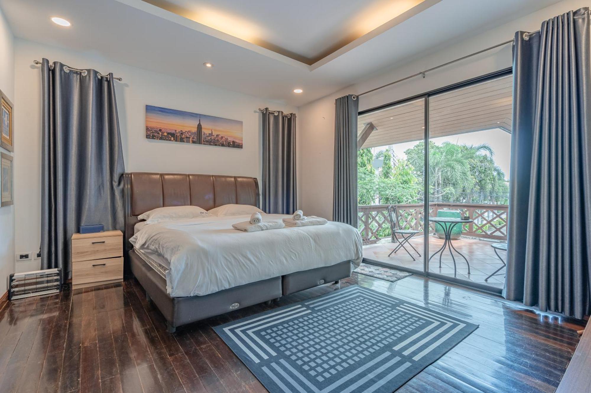 Thai 3b Near Hollywood Pattaya