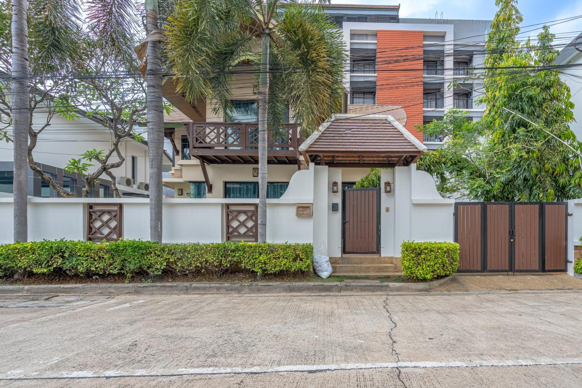 Thai 3b Near Hollywood Villa Pattaya