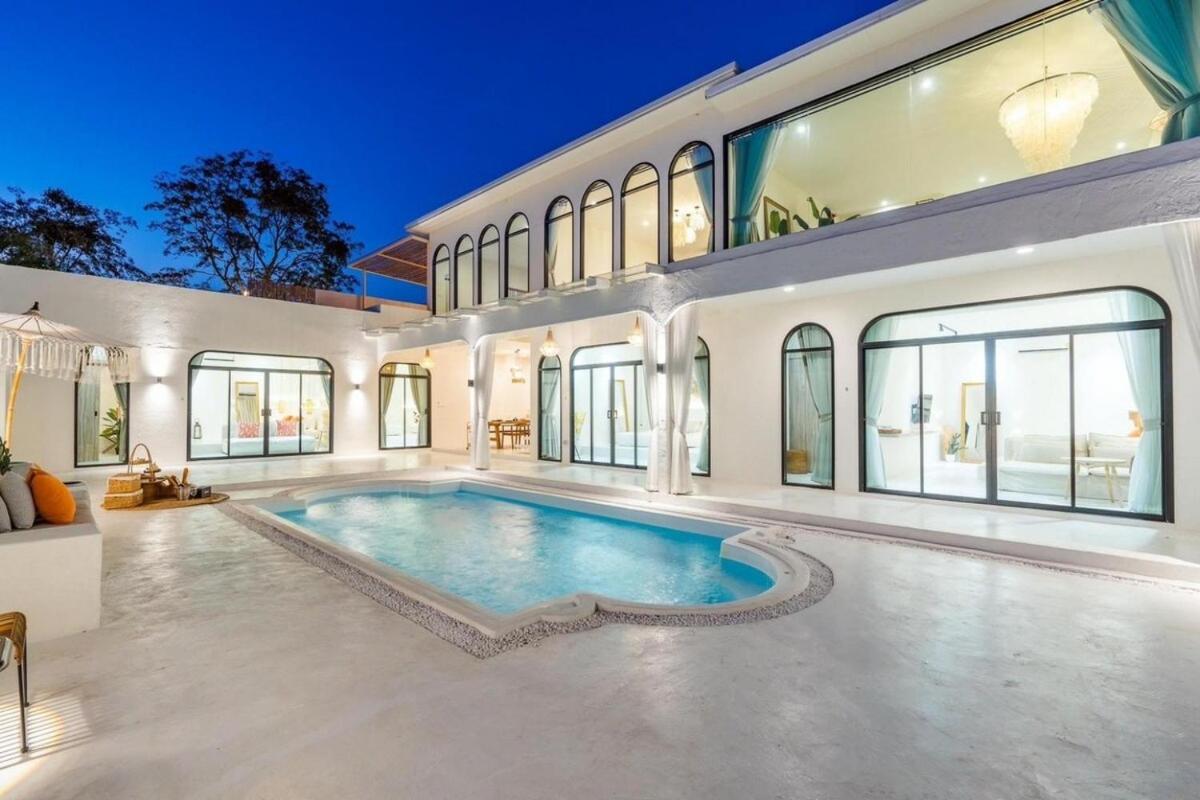 Malaga, Luxe Pool *