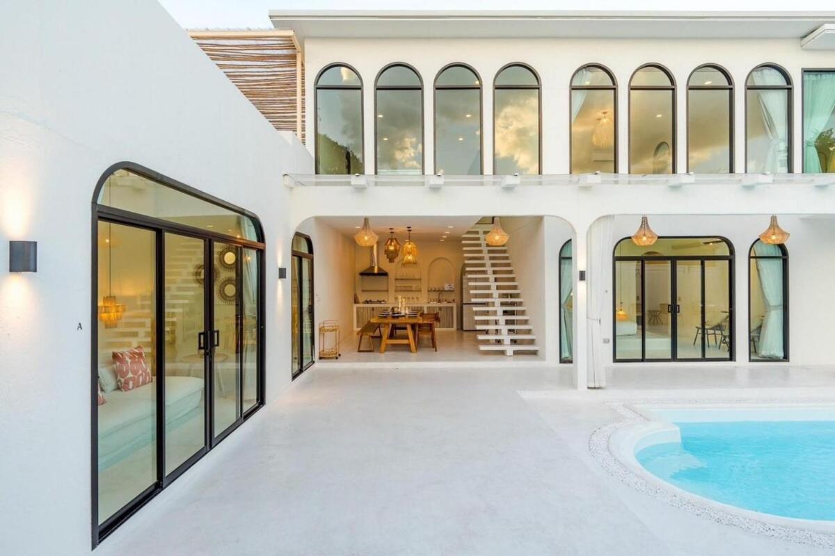 Malaga, Luxe Pool Villa Pattaya