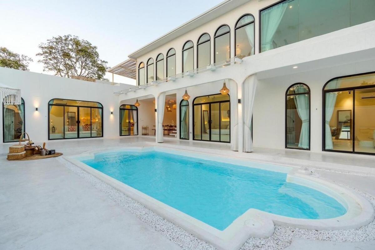 Malaga, Luxe Pool Villa Pattaya
