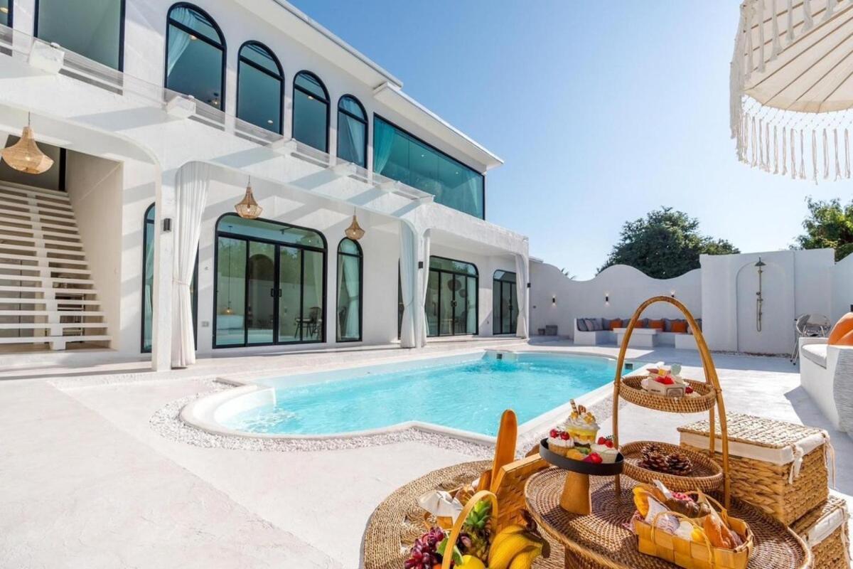 Malaga, Luxe Pool