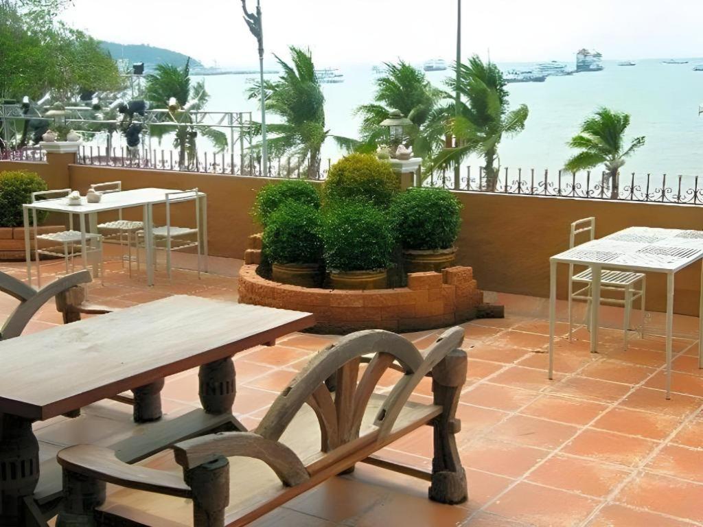 Hotel Red Balcony 2*
