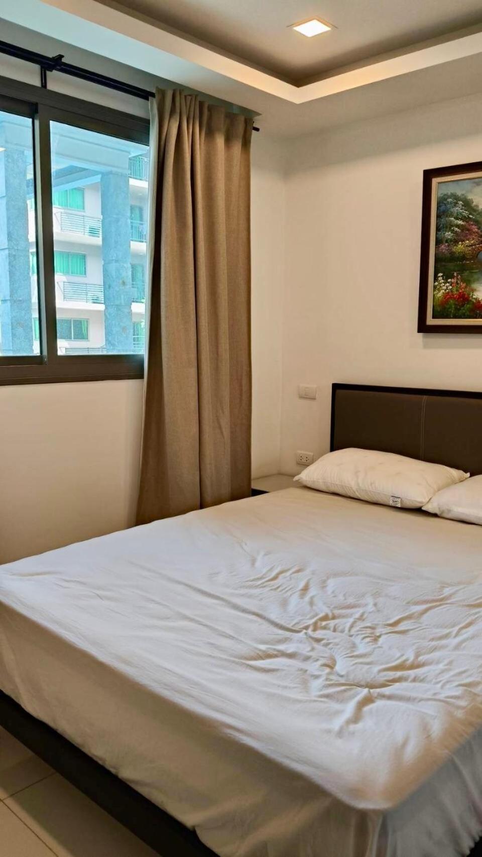 Apartment Pool Access Near And Town