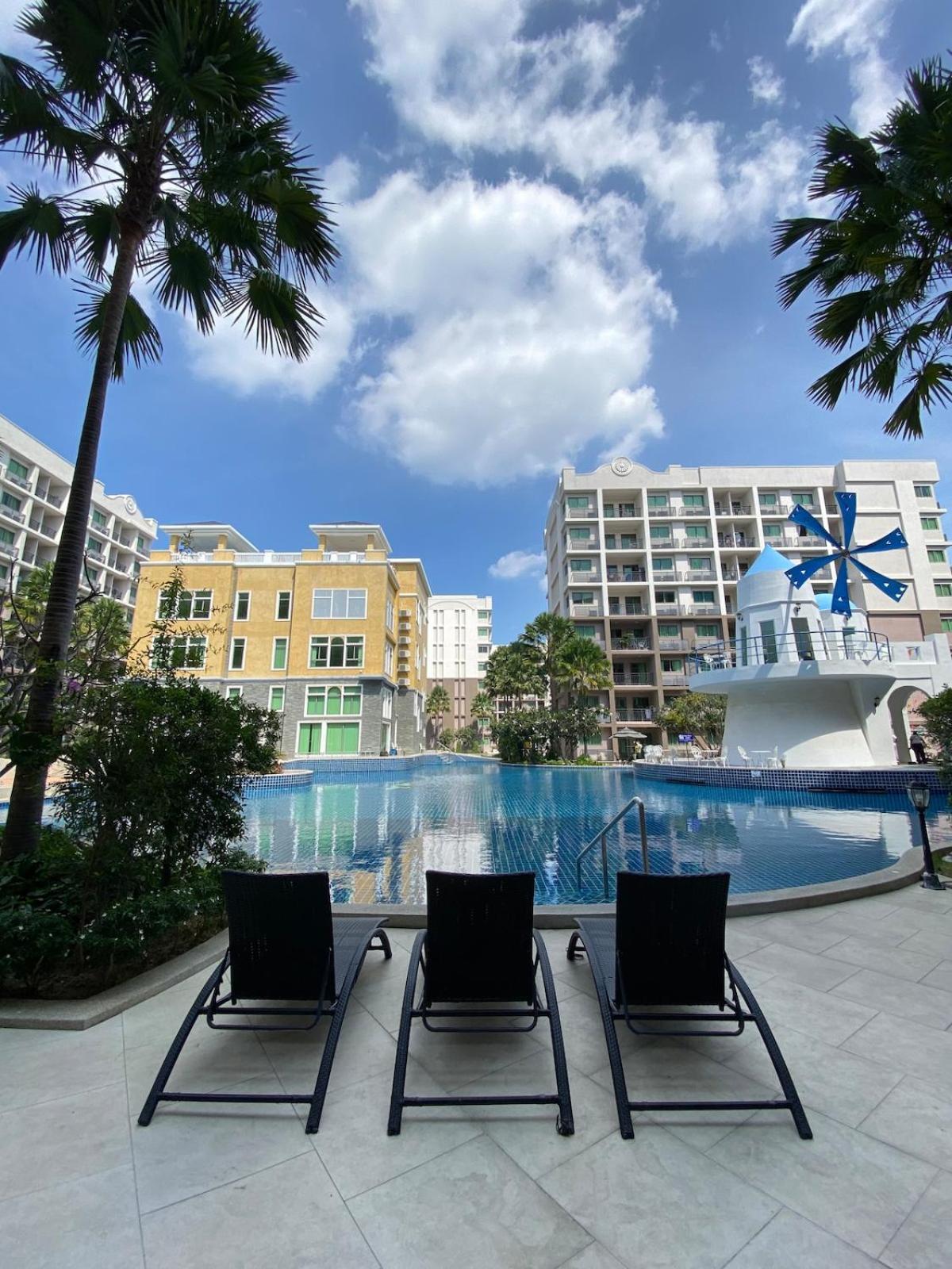 Pool Access Near And Town Apartment