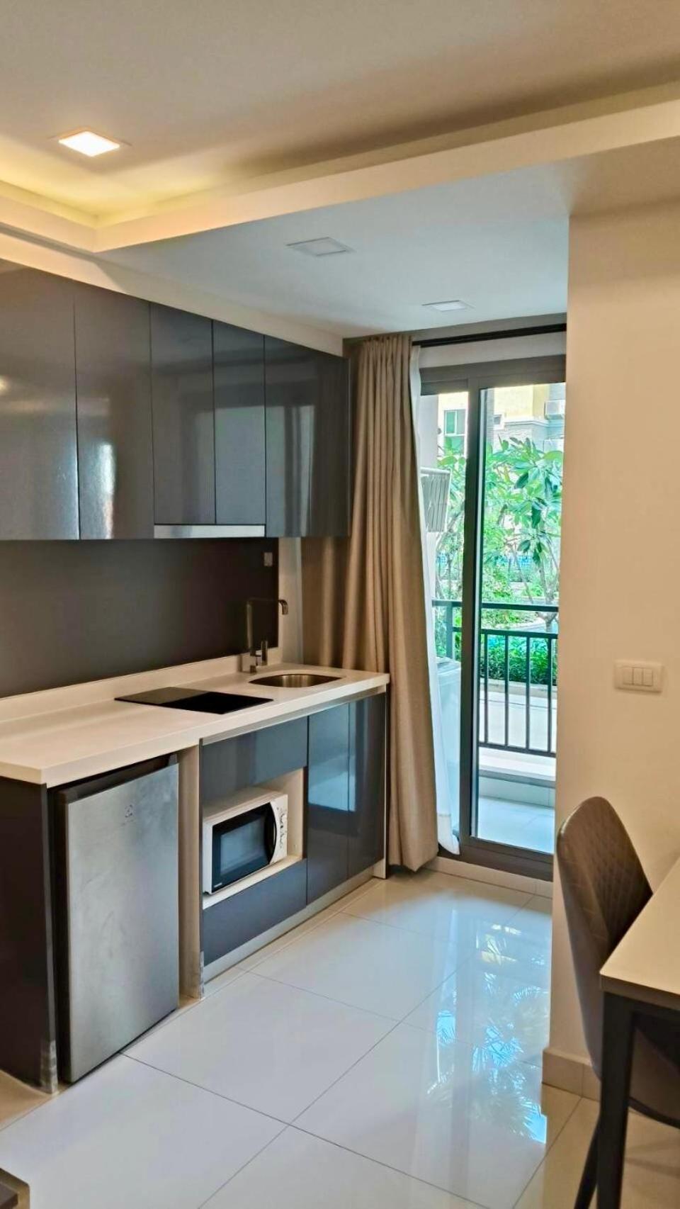 Pool Access Near And Town Apartment Pattaya