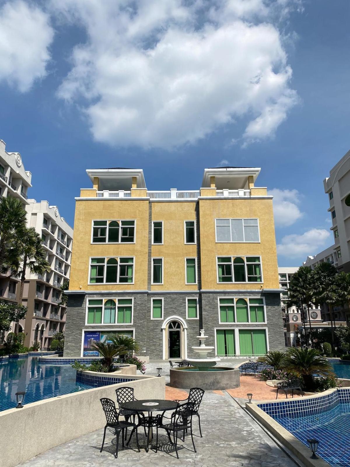 Pool Access Near And Town Apartment *
